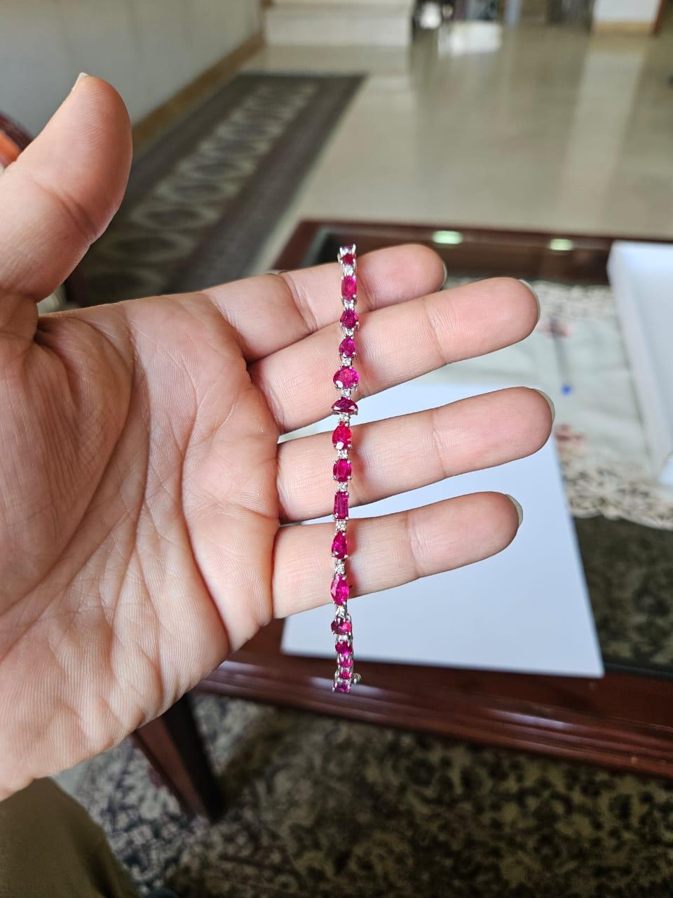 Preciosa pulsera de tenis de estilo moderno con rubíes, engastada en oro blanco de 18 quilates y diamantes naturales. El peso de los Rubíes es de 9,57 quilates. Los Rubíes son completamente naturales, sin ningún tratamiento y son de origen