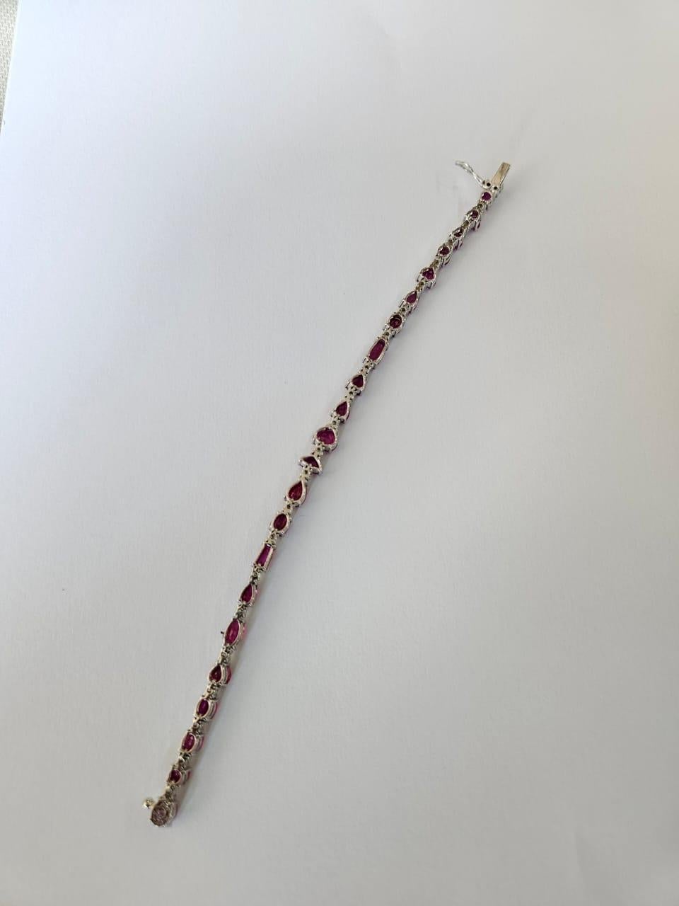 Pulsera de tenis de oro de 18 quilates, 9,57 quilates, rubí natural de Mozambique y diamantes Moderno en venta