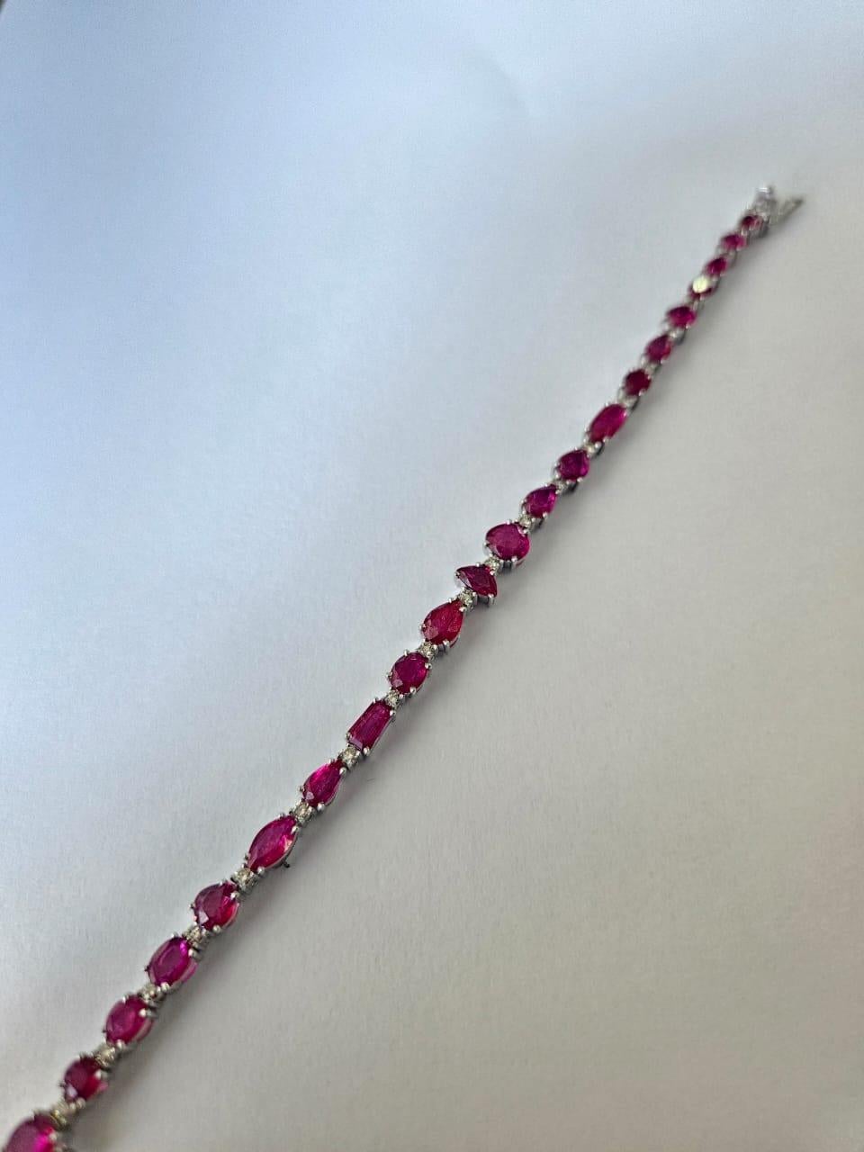 Pulsera de tenis de oro de 18 quilates, 9,57 quilates, rubí natural de Mozambique y diamantes Corte redondo en venta