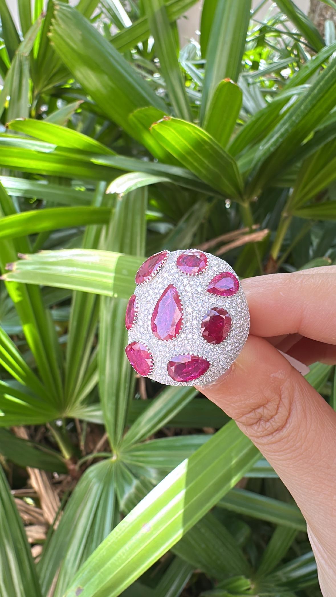 Set in 18K Gold, 9.63 carats, natural Mozambique Ruby & Diamonds Cocktail Ring in vendita 4