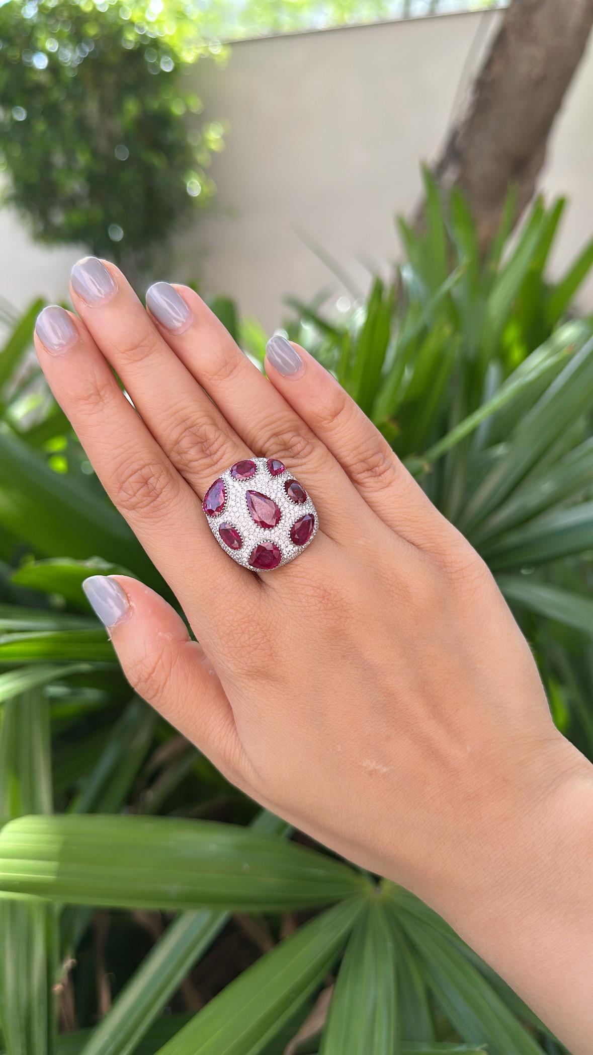 Set in 18K Gold, 9.63 carats, natural Mozambique Ruby & Diamonds Cocktail Ring in vendita 5