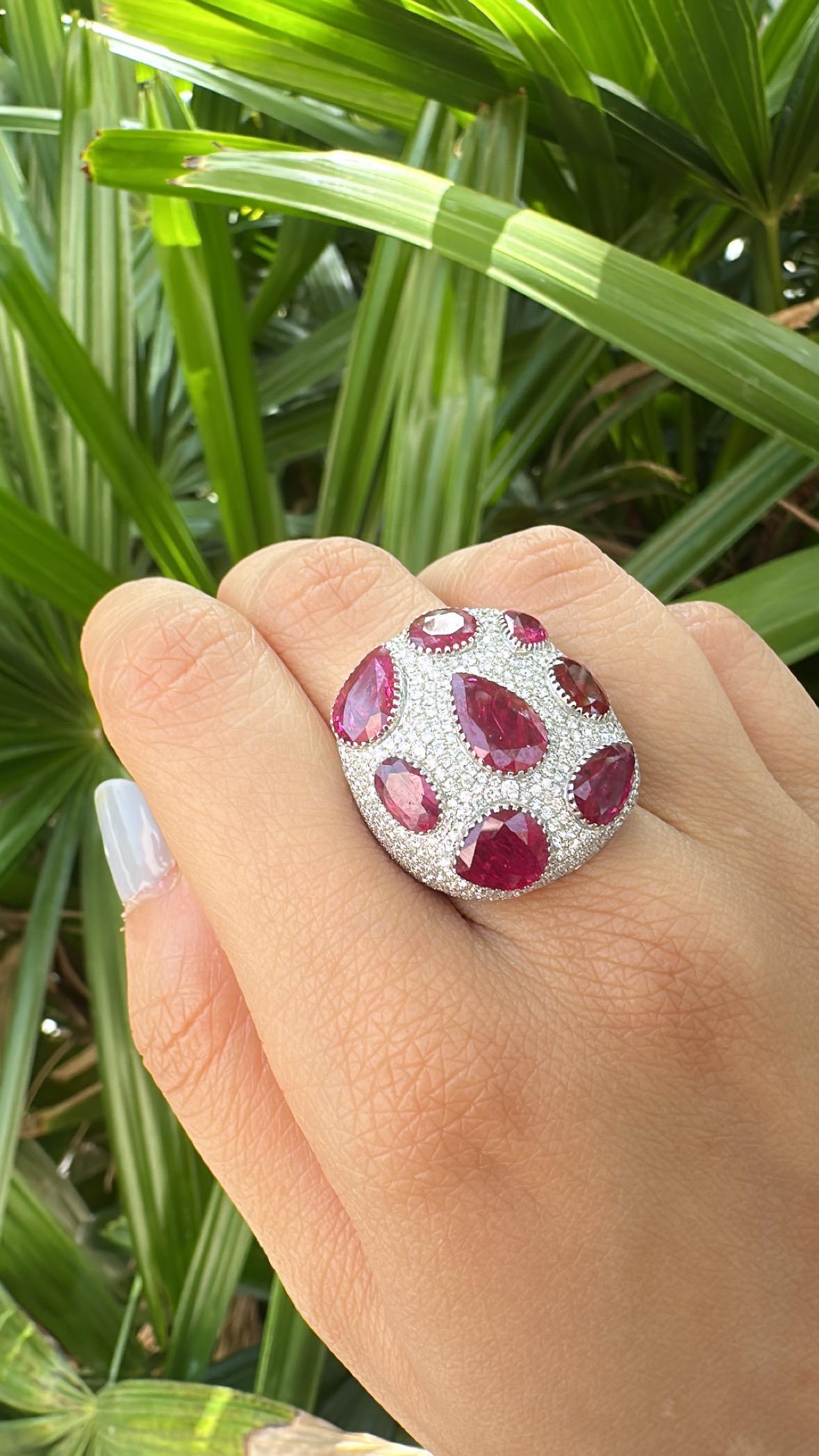 Set in 18K Gold, 9.63 carats, natural Mozambique Ruby & Diamonds Cocktail Ring in vendita 6