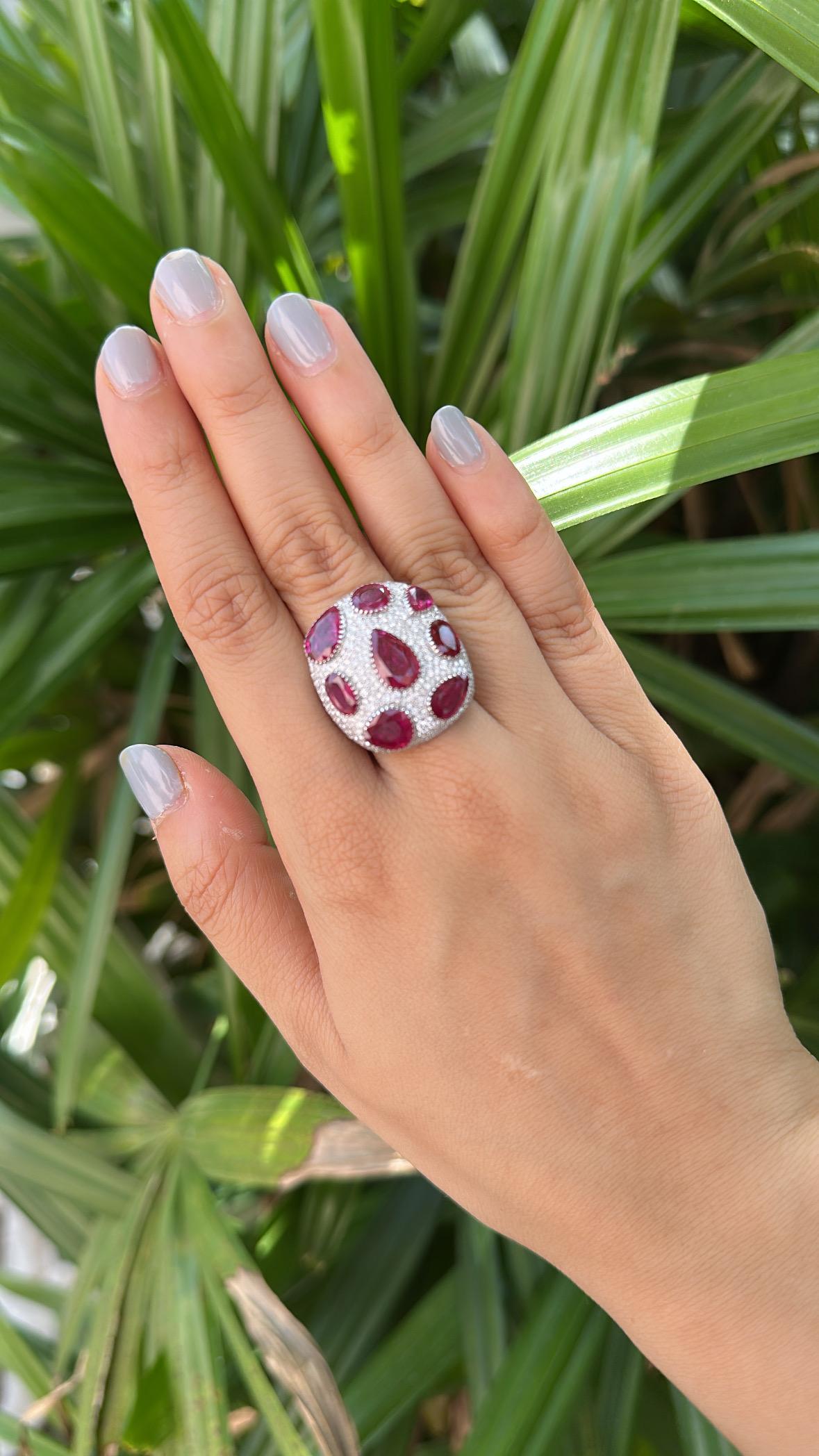 Set in 18K Gold, 9.63 carats, natural Mozambique Ruby & Diamonds Cocktail Ring in vendita 7