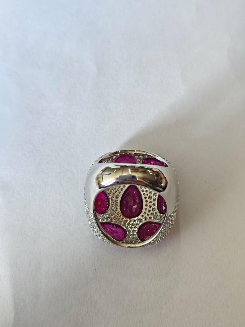 Moderno Set in 18K Gold, 9.63 carats, natural Mozambique Ruby & Diamonds Cocktail Ring in vendita