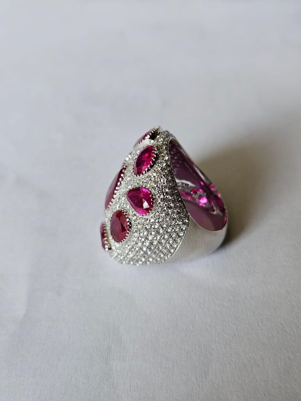 Taglio a goccia Set in 18K Gold, 9.63 carats, natural Mozambique Ruby & Diamonds Cocktail Ring in vendita