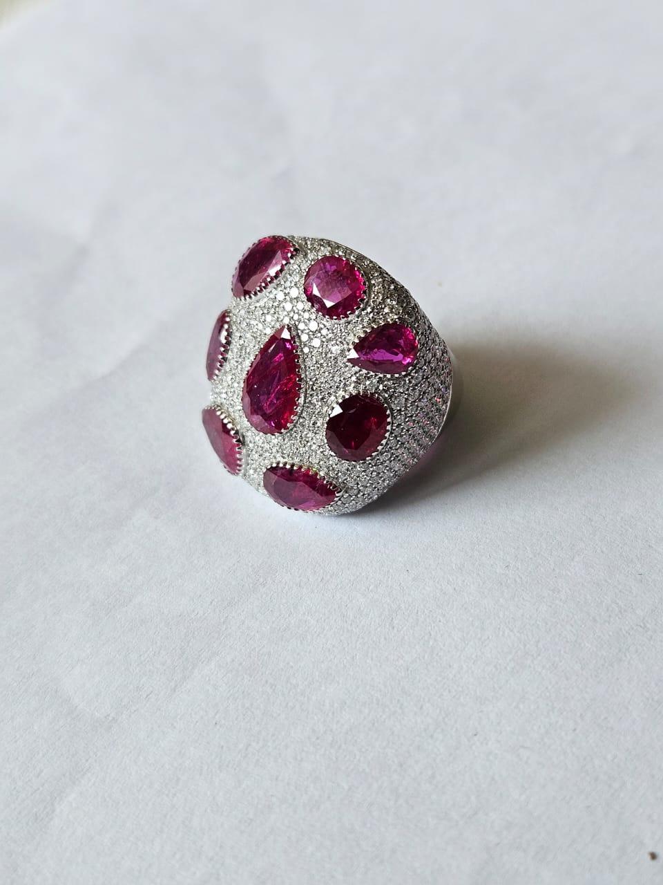 Set in 18K Gold, 9.63 carats, natural Mozambique Ruby & Diamonds Cocktail Ring In condizioni Nuovo in vendita a Hong Kong, HK