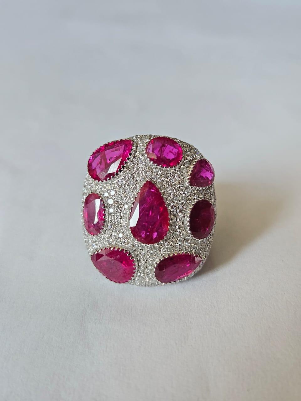 da uomo o donna Set in 18K Gold, 9.63 carats, natural Mozambique Ruby & Diamonds Cocktail Ring in vendita