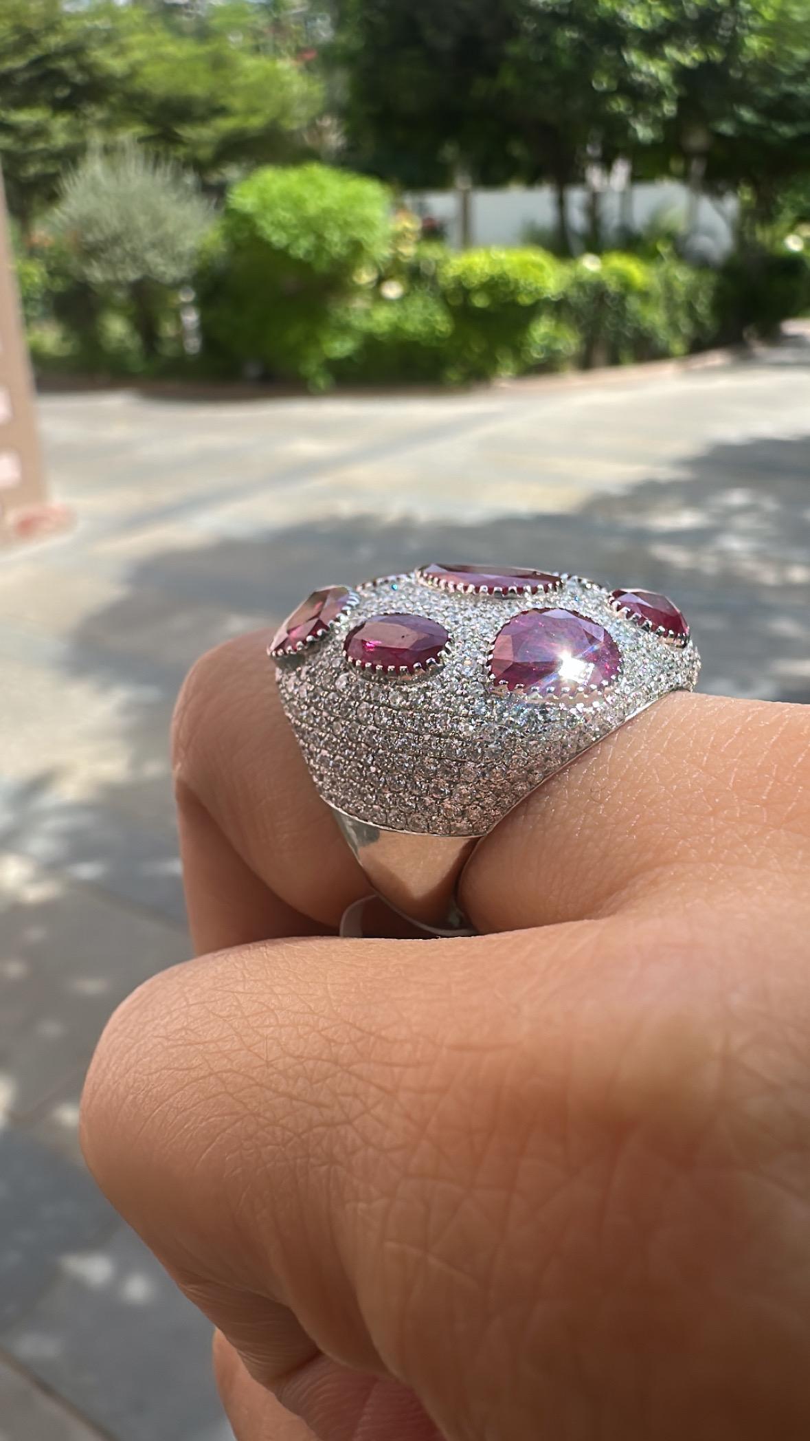 Set in 18K Gold, 9.63 carats, natural Mozambique Ruby & Diamonds Cocktail Ring in vendita 1