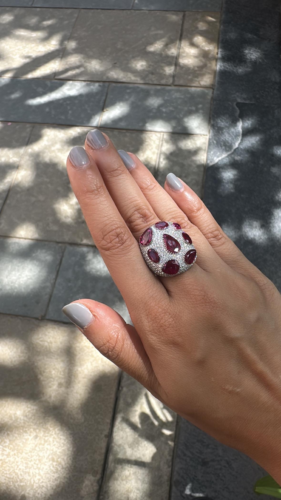 Set in 18K Gold, 9.63 carats, natural Mozambique Ruby & Diamonds Cocktail Ring in vendita 2