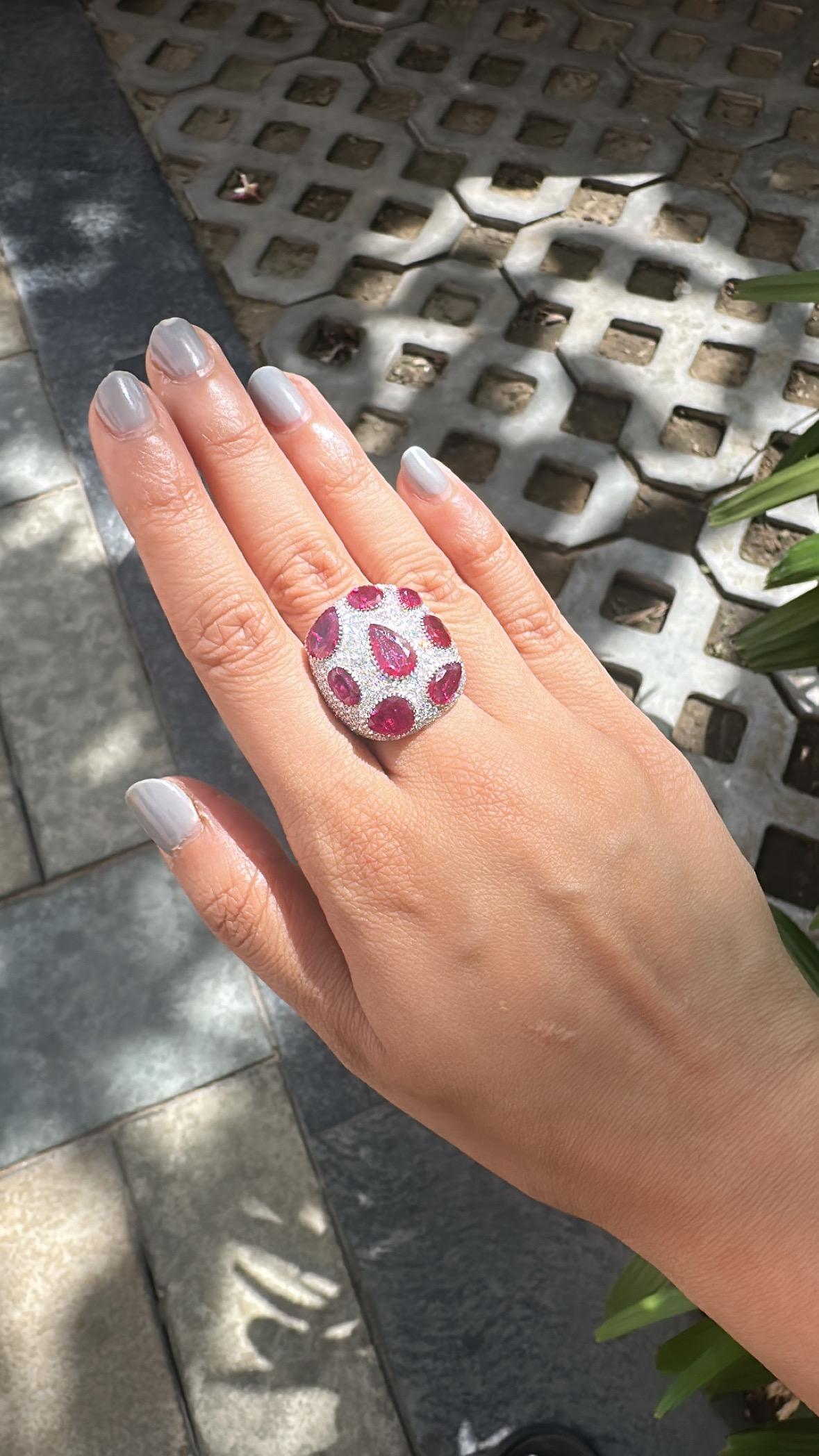 Set in 18K Gold, 9.63 carats, natural Mozambique Ruby & Diamonds Cocktail Ring in vendita 3