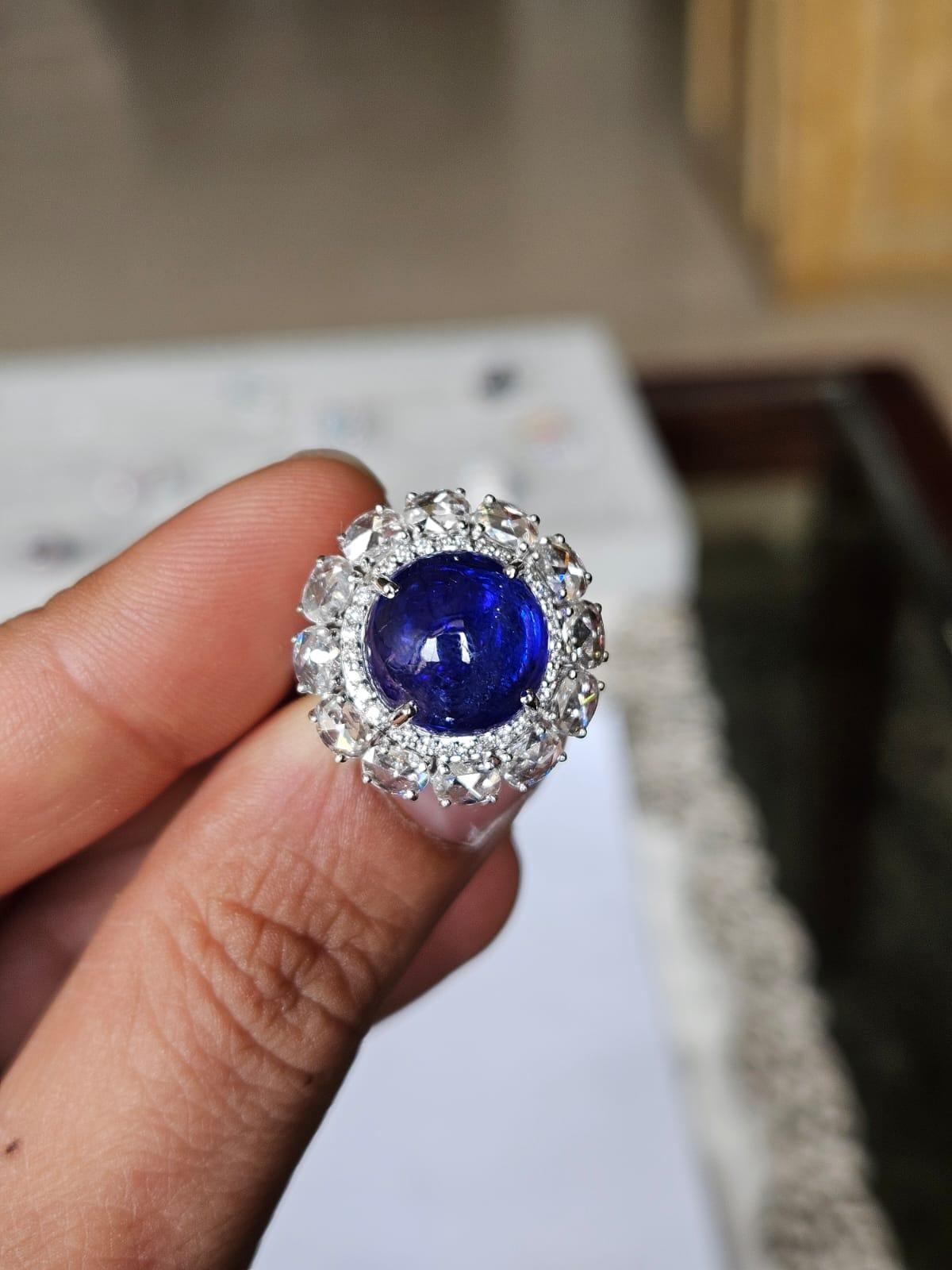 Un bellissimo anello da cocktail con tanzanite, in stile classico, incastonato in oro bianco 18 carati e diamanti naturali. Il peso della tanzanite cabochon è di 9.66 carati. La tanzanite proviene in modo responsabile dalla Tanzania. Il peso