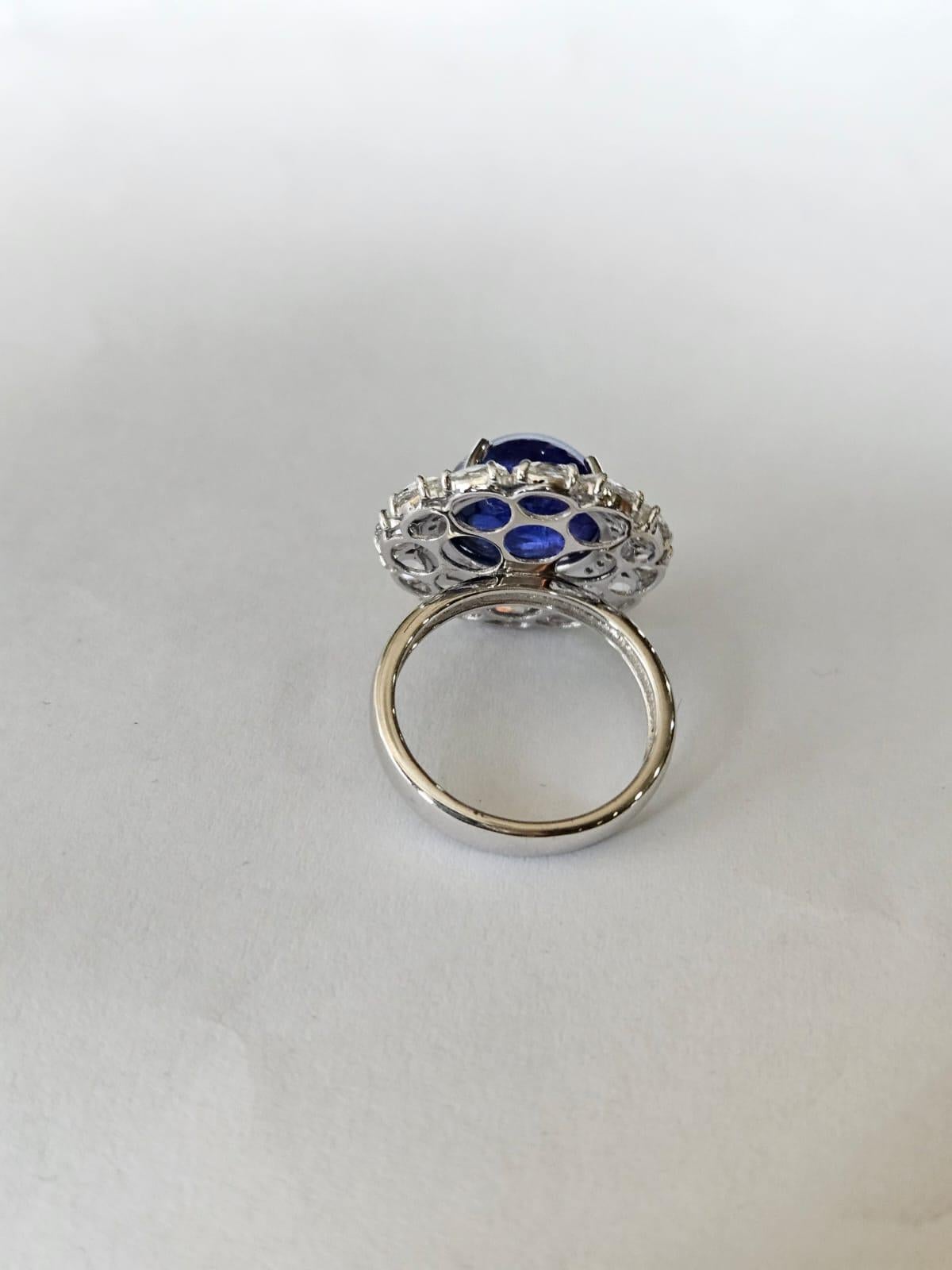 Moderno Anello da cocktail in oro 18 carati, tanzanite cabochon da 9,66 carati e diamanti taglio rosa in vendita
