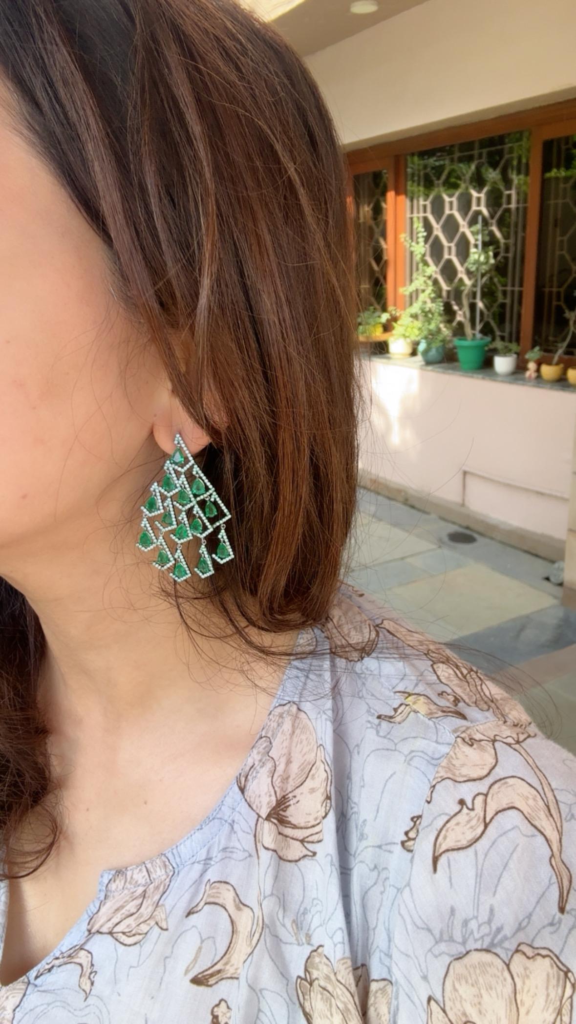 Orecchini pendenti in oro 18 carati, smeraldi naturali dello Zambia e diamanti, 9,72 carati in vendita 4