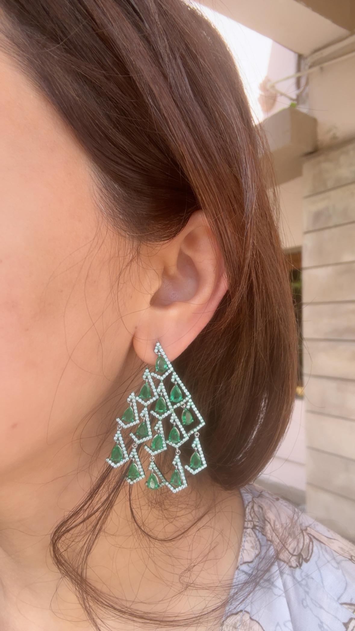 Orecchini pendenti in oro 18 carati, smeraldi naturali dello Zambia e diamanti, 9,72 carati in vendita 5