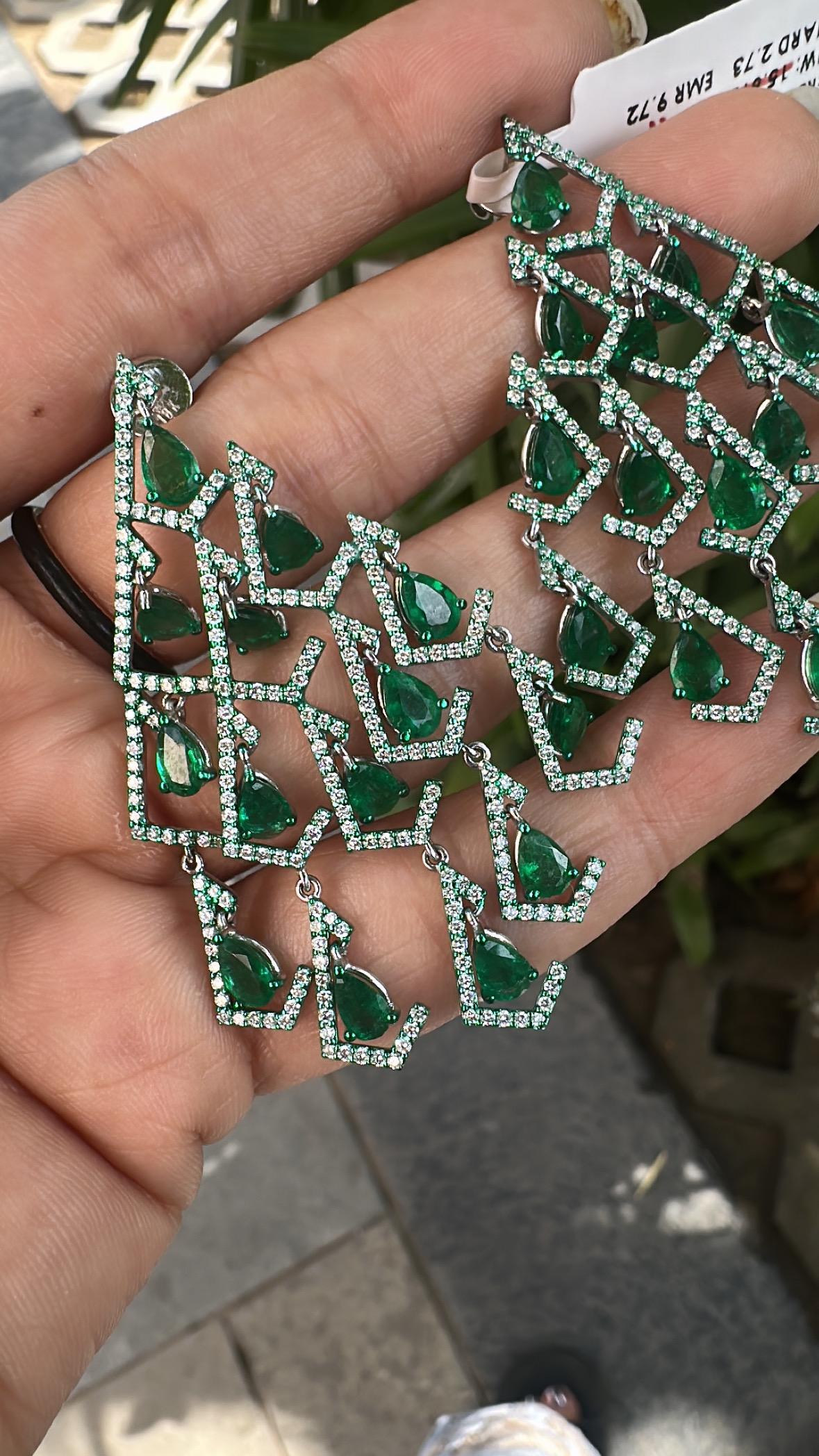 Orecchini pendenti in oro 18 carati, smeraldi naturali dello Zambia e diamanti, 9,72 carati in vendita 6