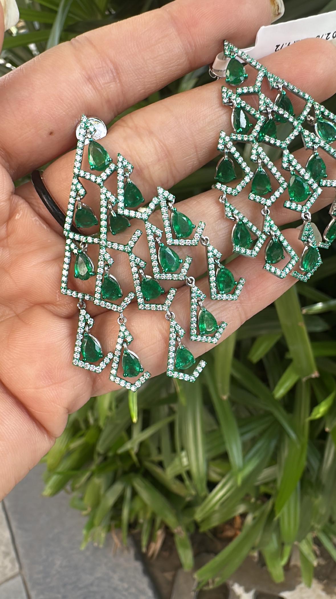 Orecchini pendenti in oro 18 carati, smeraldi naturali dello Zambia e diamanti, 9,72 carati in vendita 7