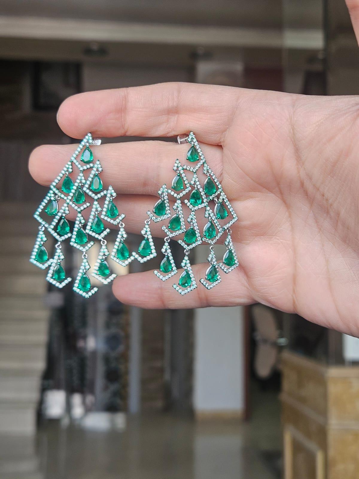 Un bellissimo orecchino a pendente con smeraldo, in oro bianco 18 carati, rodiato e dallo stile moderno.  & Diamanti naturali. Il peso degli smeraldi è di 9.72 carati. Gli smeraldi sono completamente naturali, senza alcun trattamento e sono di