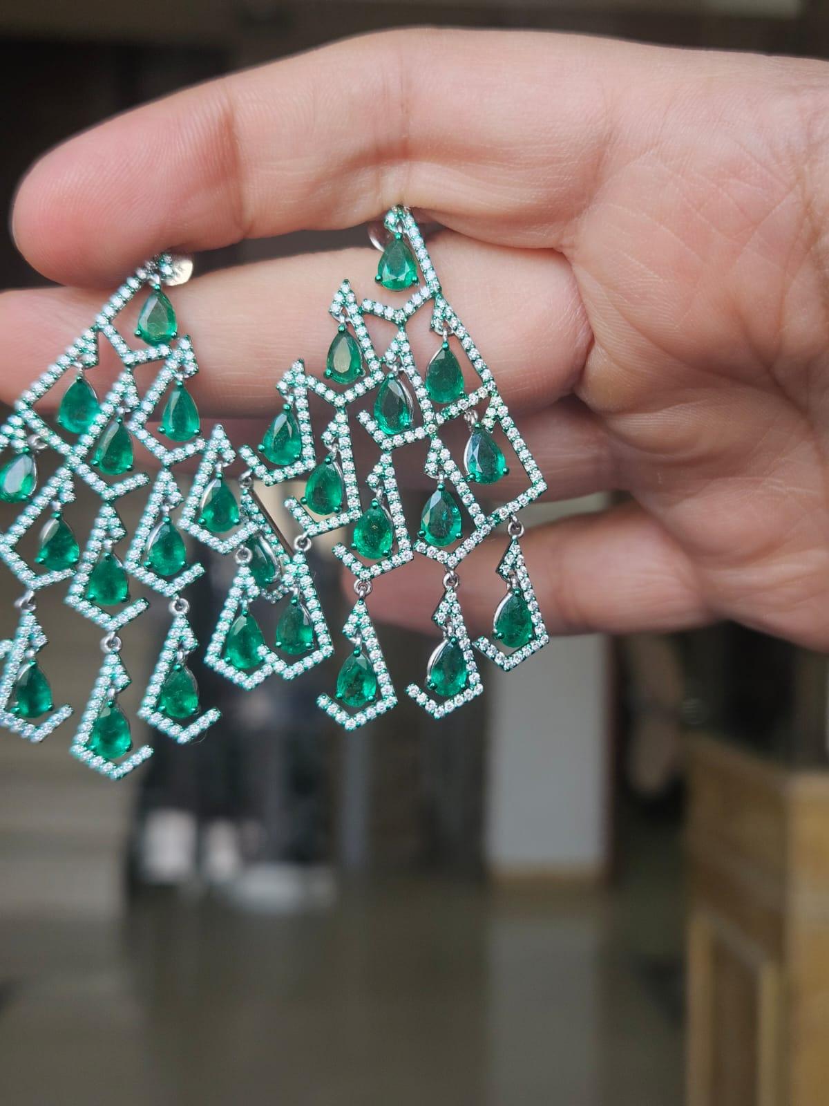 Moderno Orecchini pendenti in oro 18 carati, smeraldi naturali dello Zambia e diamanti, 9,72 carati in vendita