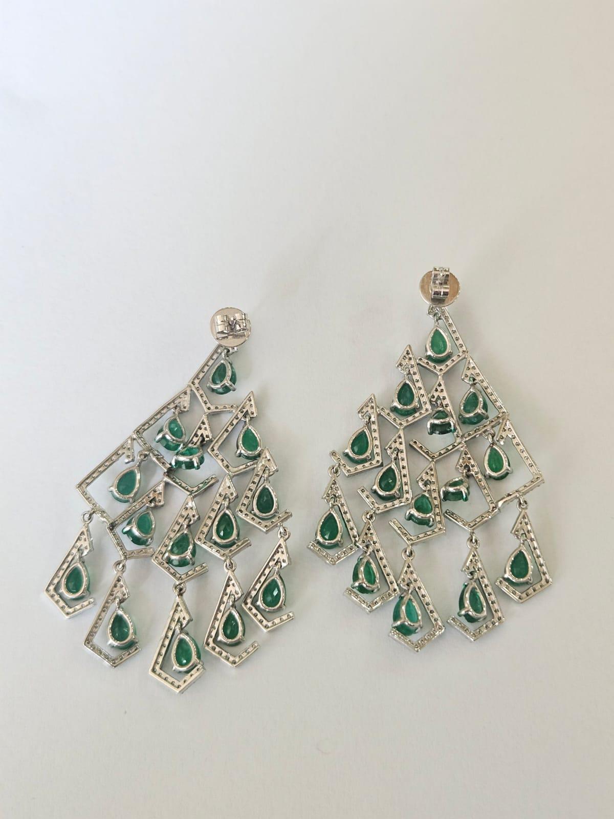 Taglio a goccia Orecchini pendenti in oro 18 carati, smeraldi naturali dello Zambia e diamanti, 9,72 carati in vendita