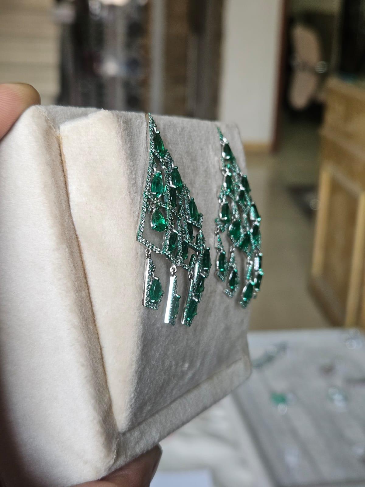 Orecchini pendenti in oro 18 carati, smeraldi naturali dello Zambia e diamanti, 9,72 carati In condizioni Nuovo in vendita a Hong Kong, HK