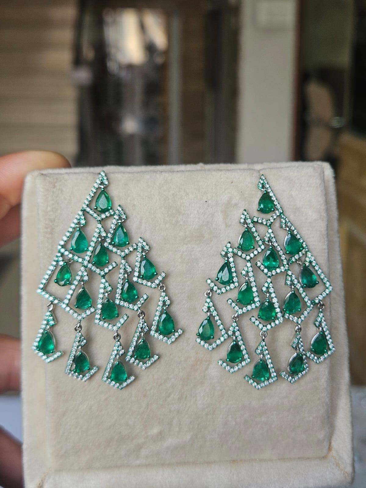 da uomo o donna Orecchini pendenti in oro 18 carati, smeraldi naturali dello Zambia e diamanti, 9,72 carati in vendita