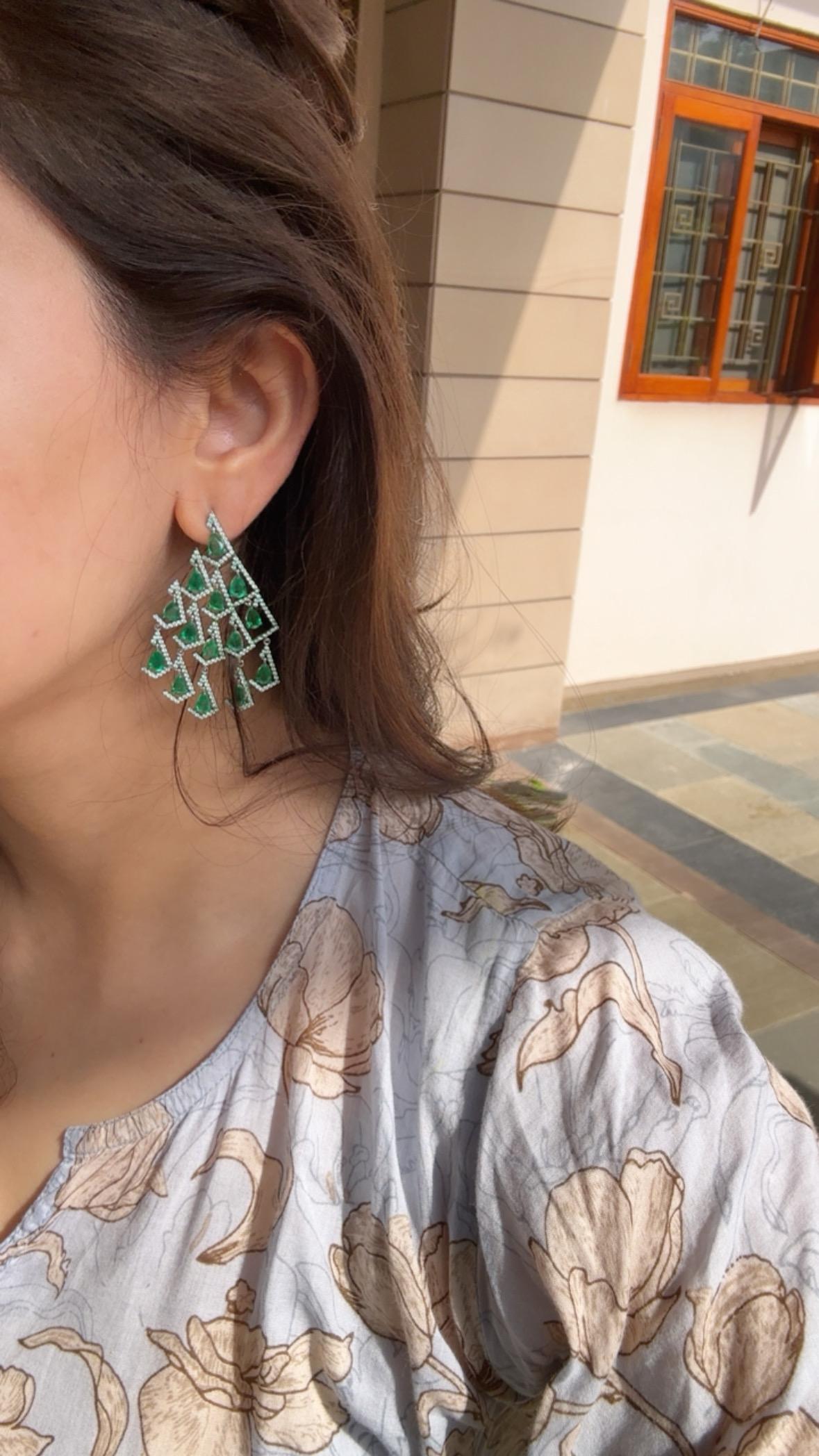 Orecchini pendenti in oro 18 carati, smeraldi naturali dello Zambia e diamanti, 9,72 carati in vendita 1