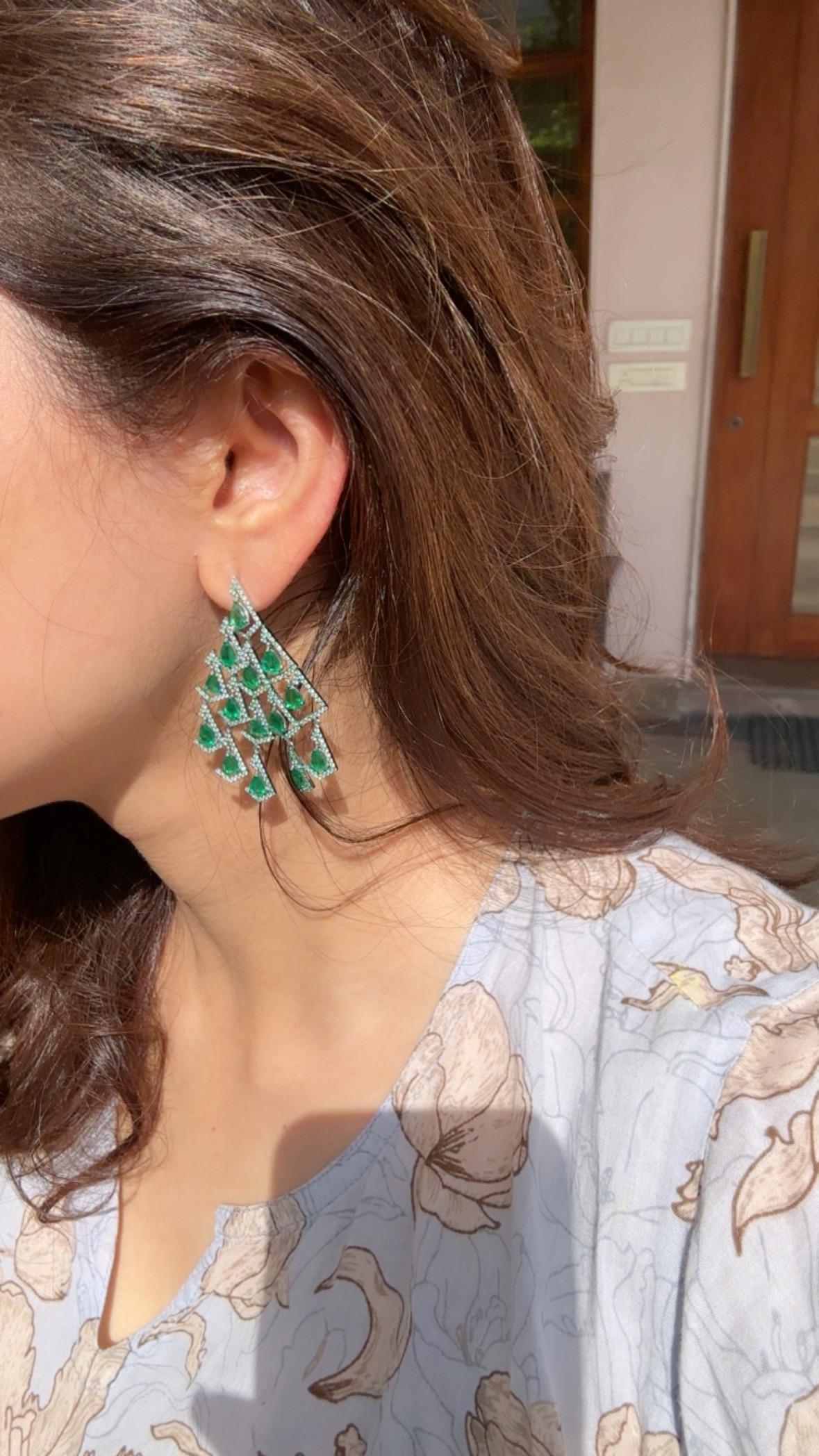 Orecchini pendenti in oro 18 carati, smeraldi naturali dello Zambia e diamanti, 9,72 carati in vendita 2