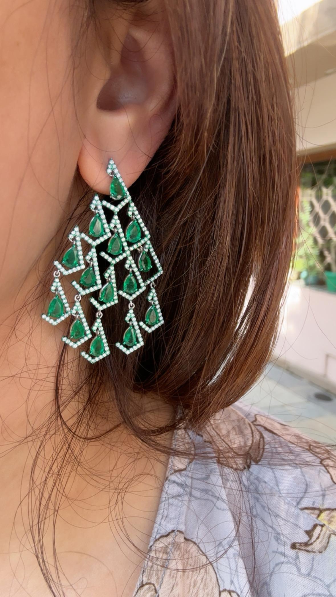 Orecchini pendenti in oro 18 carati, smeraldi naturali dello Zambia e diamanti, 9,72 carati in vendita 3