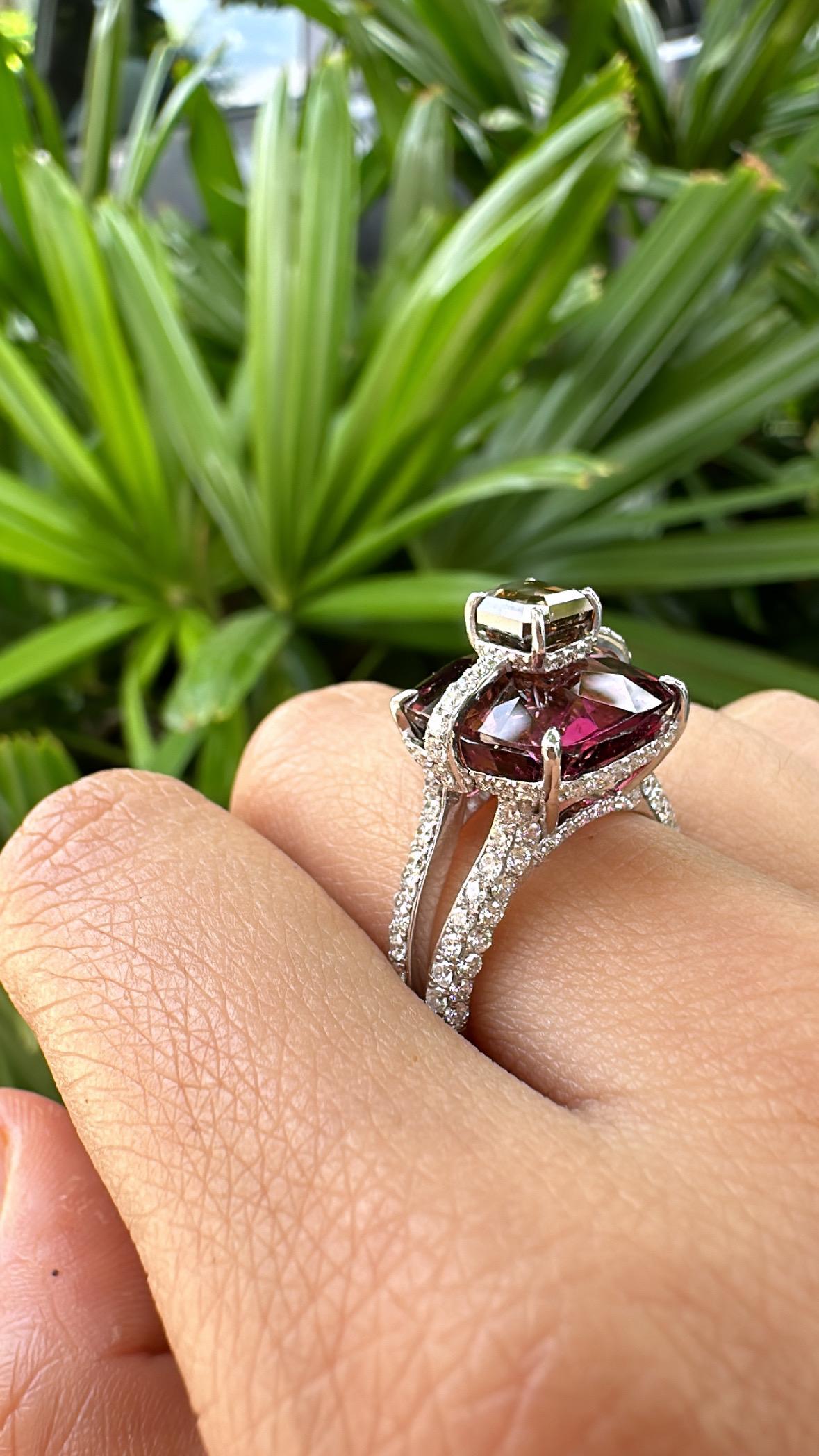 Set in 18K Gold, 9.82 carats, Tourmaline & Diamonds Cocktail Engagement Ring For Sale 5
