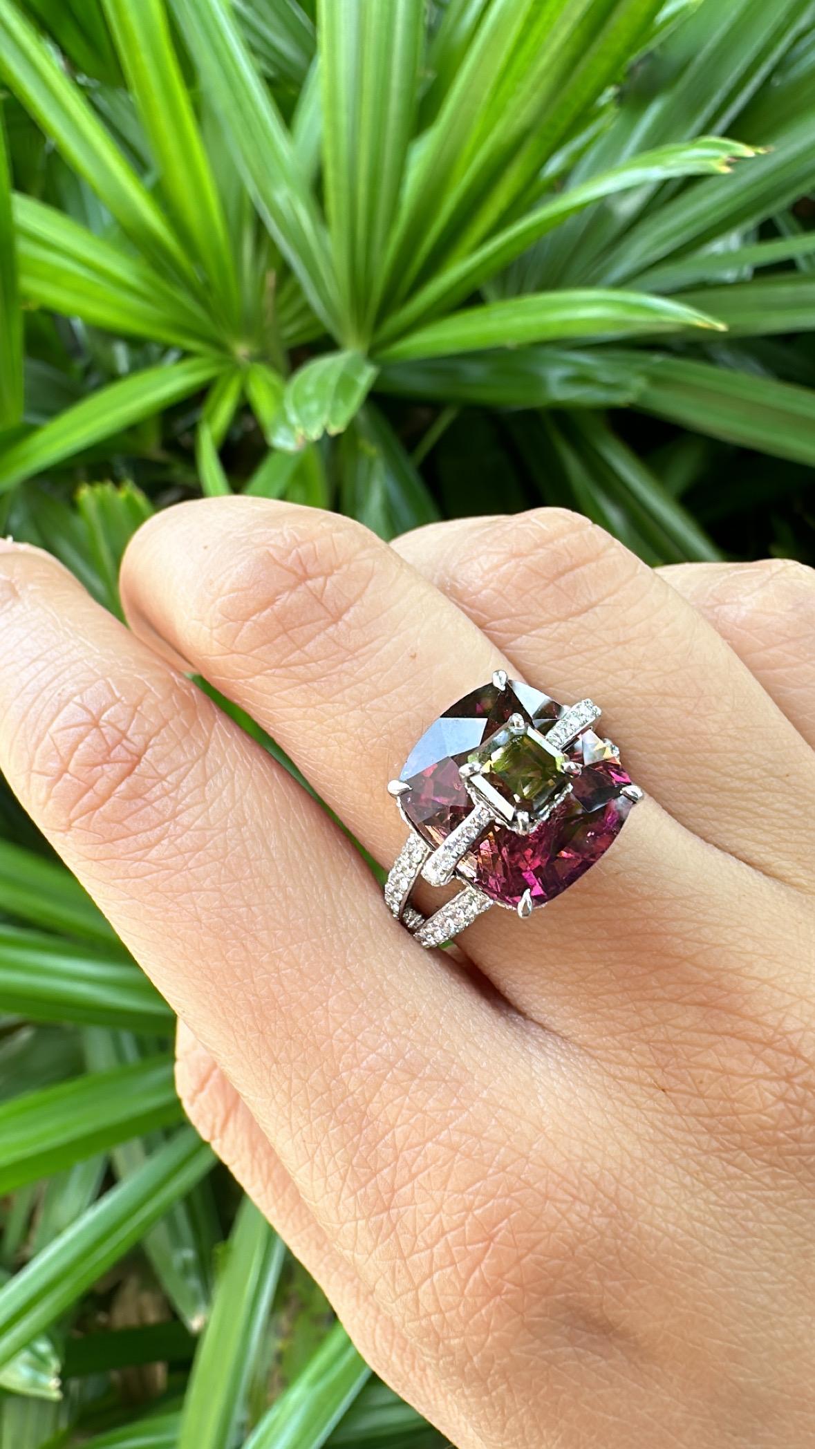 Set in 18K Gold, 9.82 carats, Tourmaline & Diamonds Cocktail Engagement Ring For Sale 6