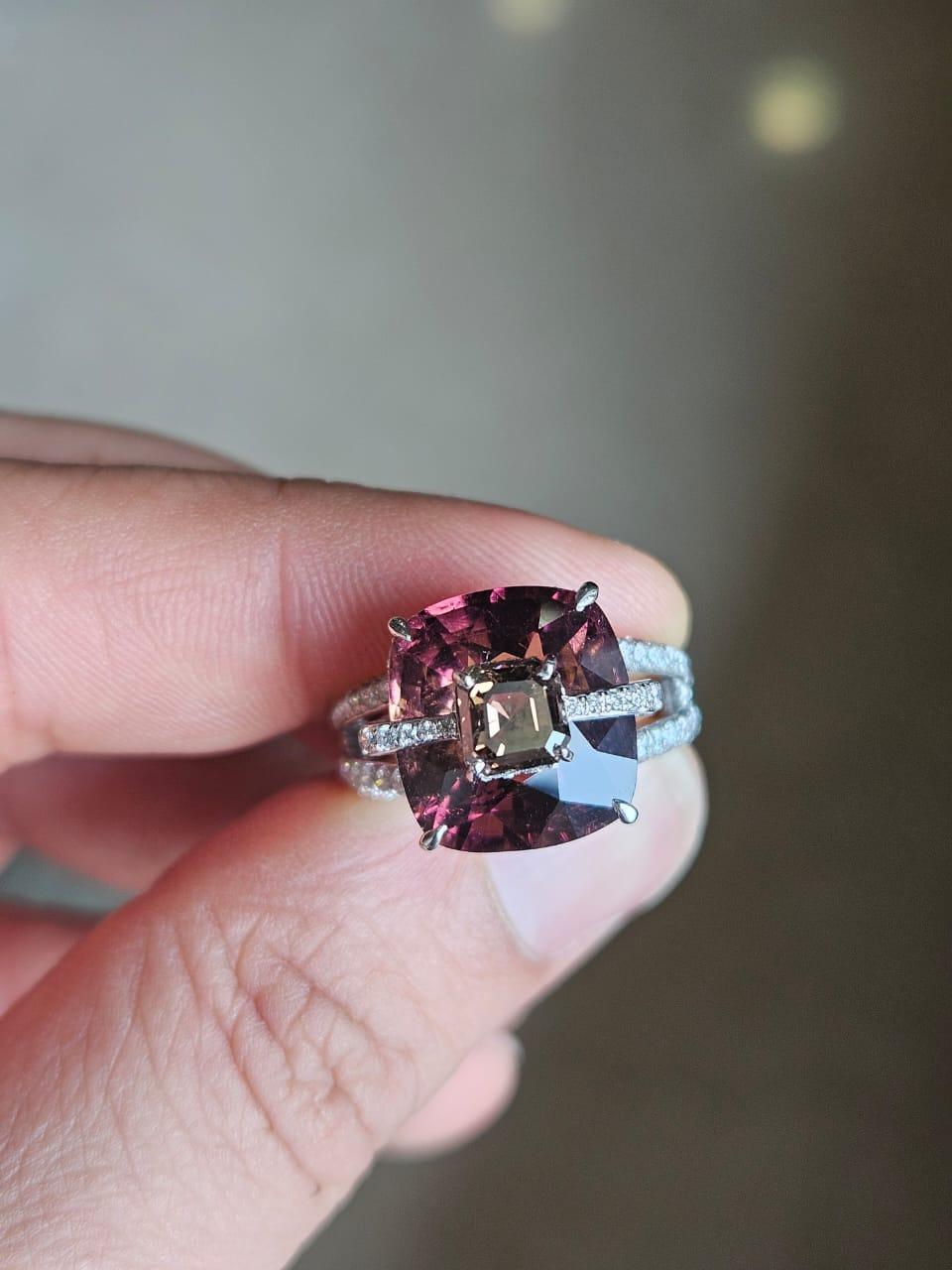 Modern Set in 18K Gold, 9.82 carats, Tourmaline & Diamonds Cocktail Engagement Ring For Sale