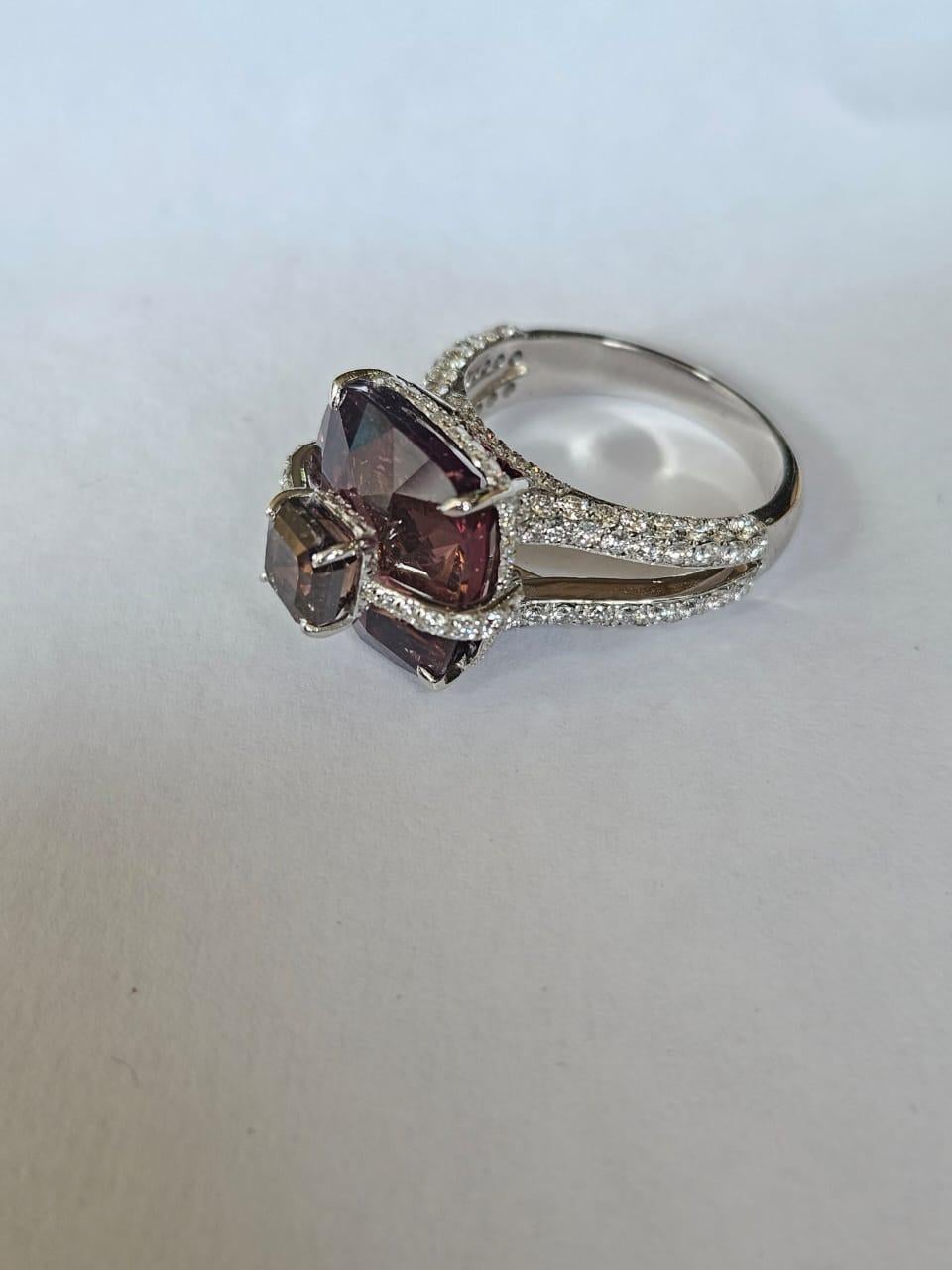 Set in 18K Gold, 9.82 carats, Tourmaline & Diamonds Cocktail Engagement Ring In New Condition For Sale In Hong Kong, HK