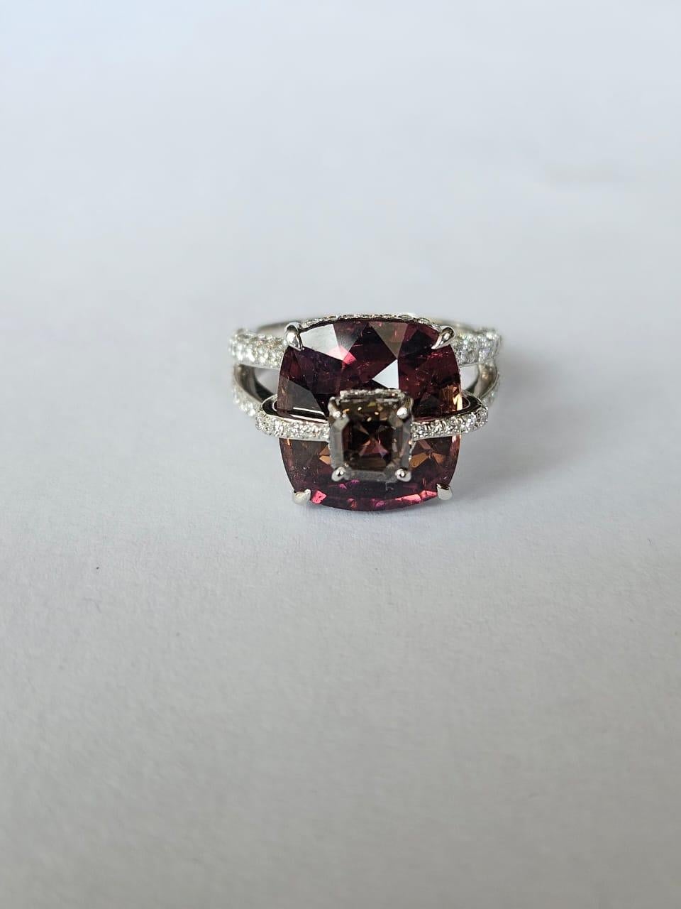 Women's or Men's Set in 18K Gold, 9.82 carats, Tourmaline & Diamonds Cocktail Engagement Ring For Sale
