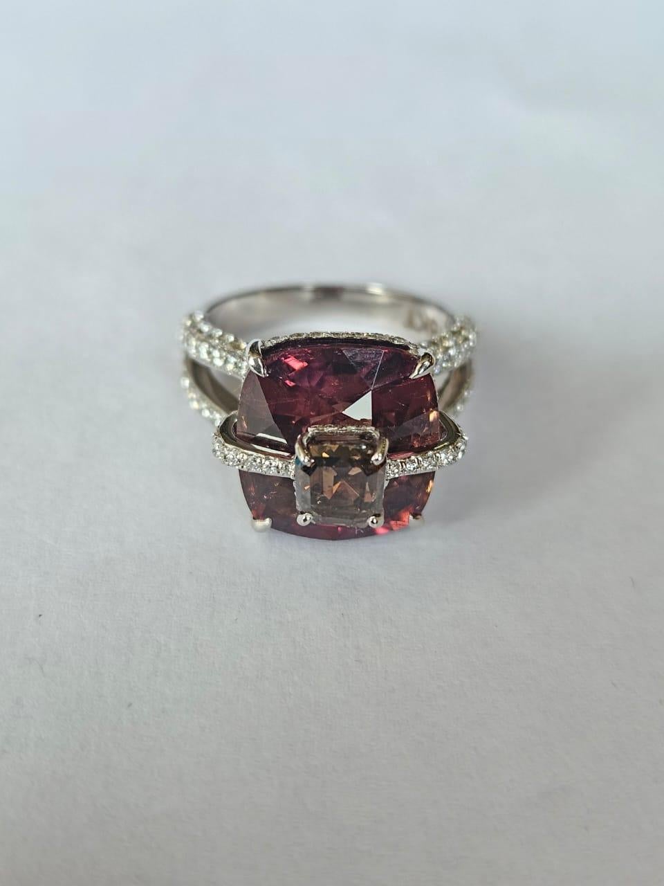 Set in 18K Gold, 9.82 carats, Tourmaline & Diamonds Cocktail Engagement Ring For Sale 1