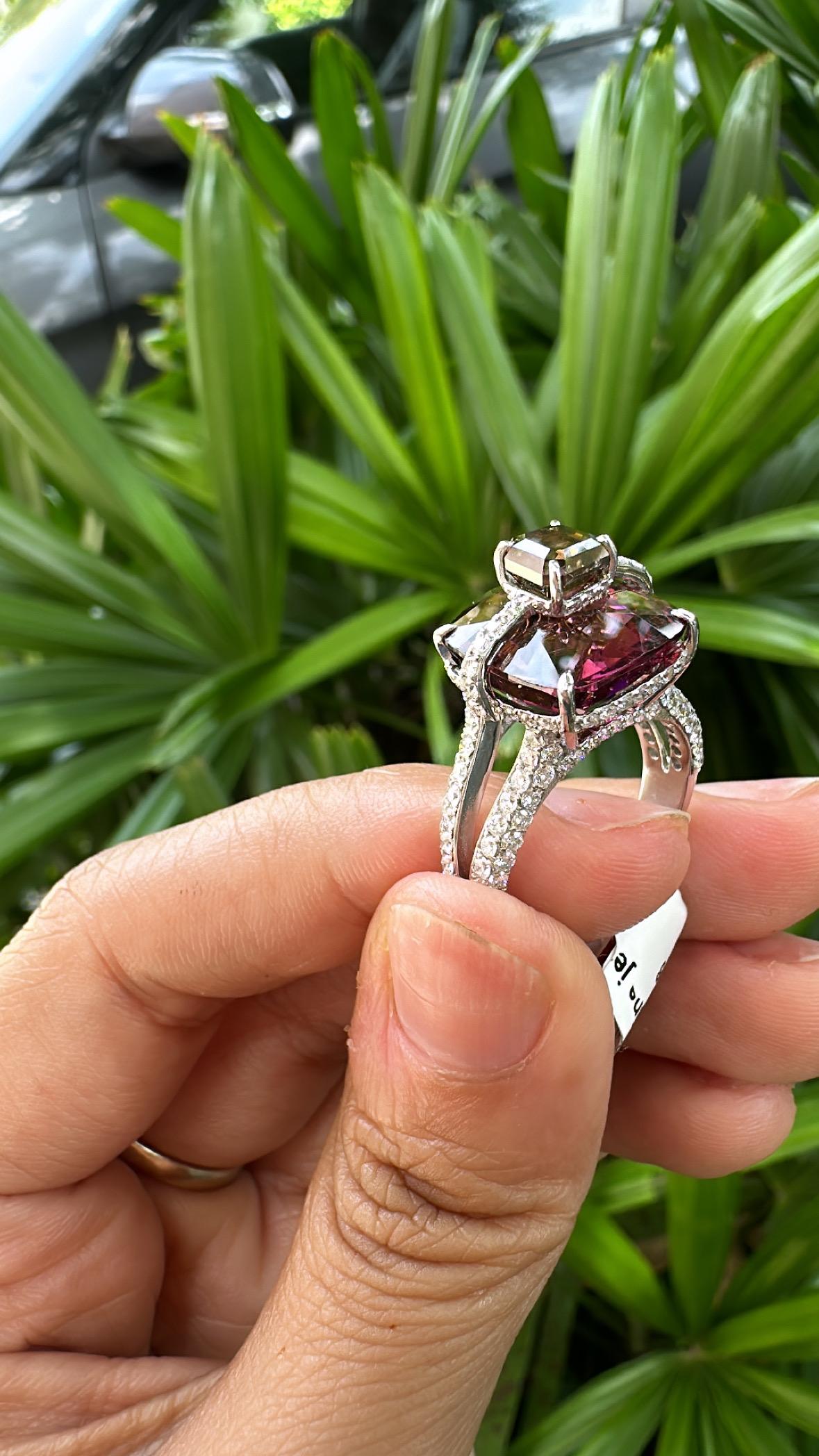 Set in 18K Gold, 9.82 carats, Tourmaline & Diamonds Cocktail Engagement Ring For Sale 2