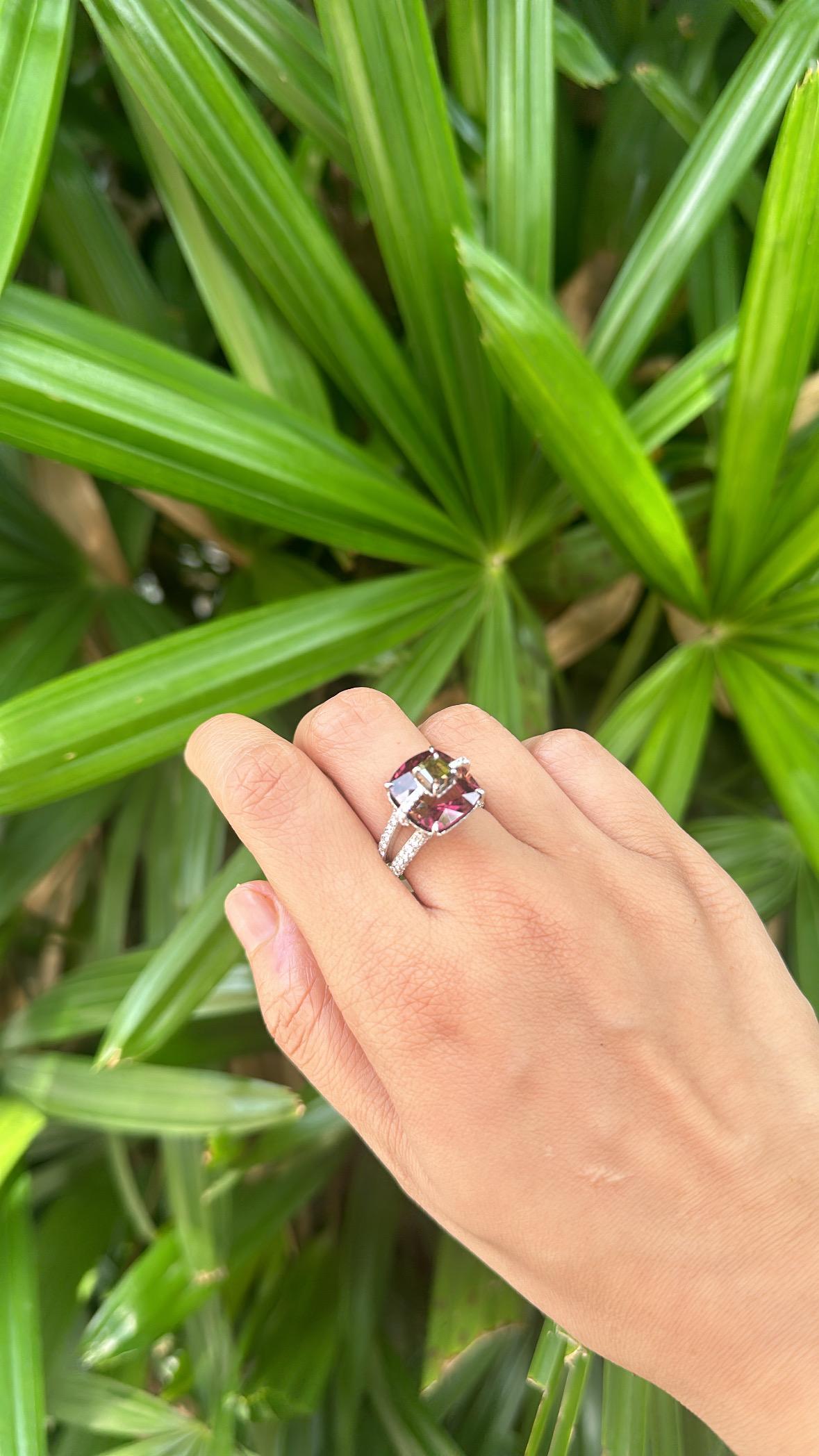 Set in 18K Gold, 9.82 carats, Tourmaline & Diamonds Cocktail Engagement Ring For Sale 3