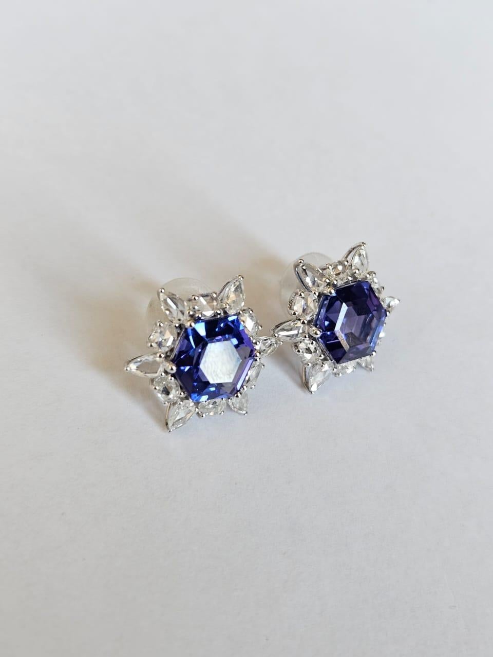 Set in 18K Gold, 9.83 carat Hexagon Tanzanites & Rose Cut Diamonds Stud Earrings In New Condition For Sale In Hong Kong, HK