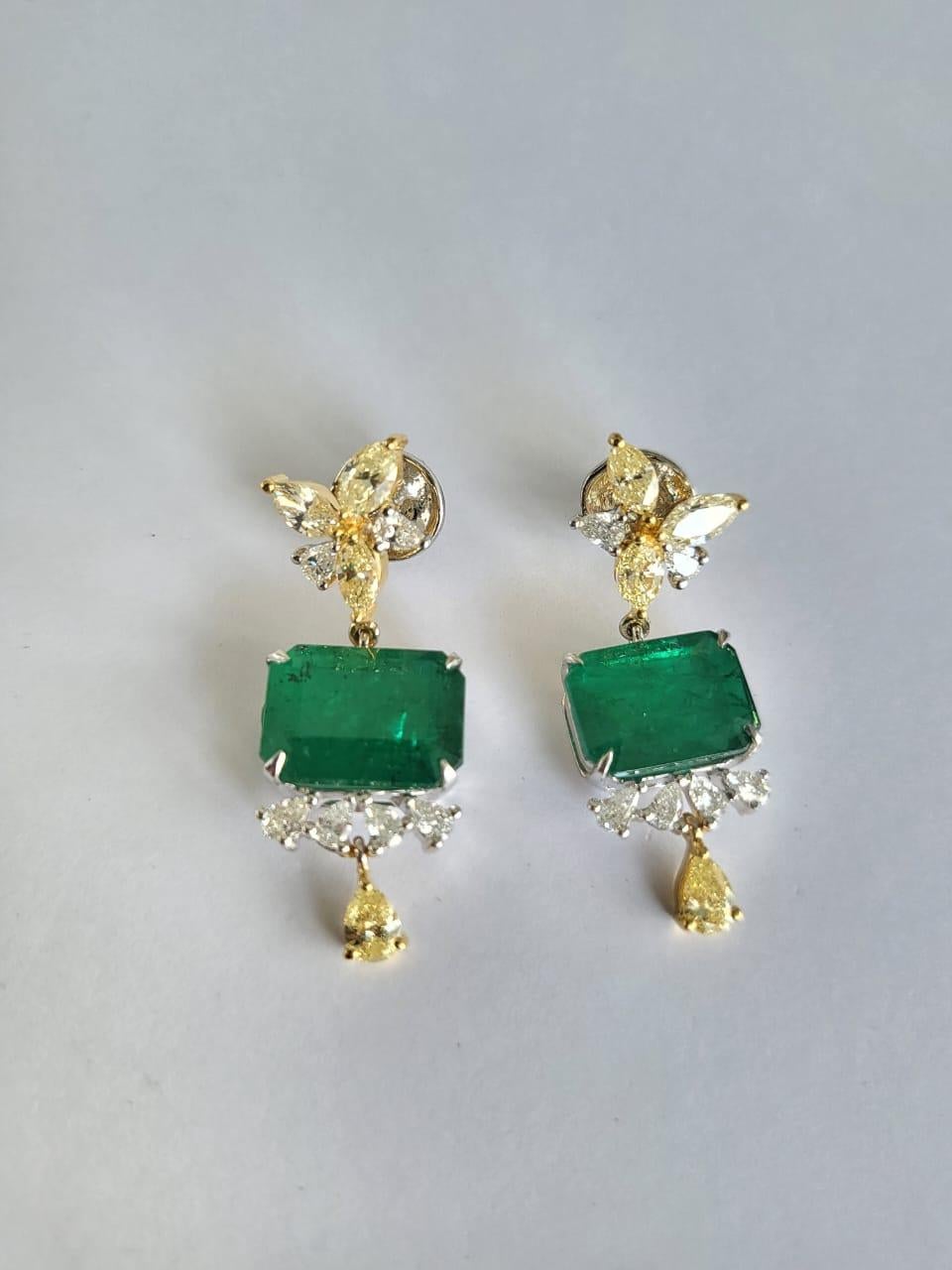 Art Deco Set in 18k Gold, 9.88 Carats, Zambian Emerald & Yellow Diamonds Dangle Earrings For Sale
