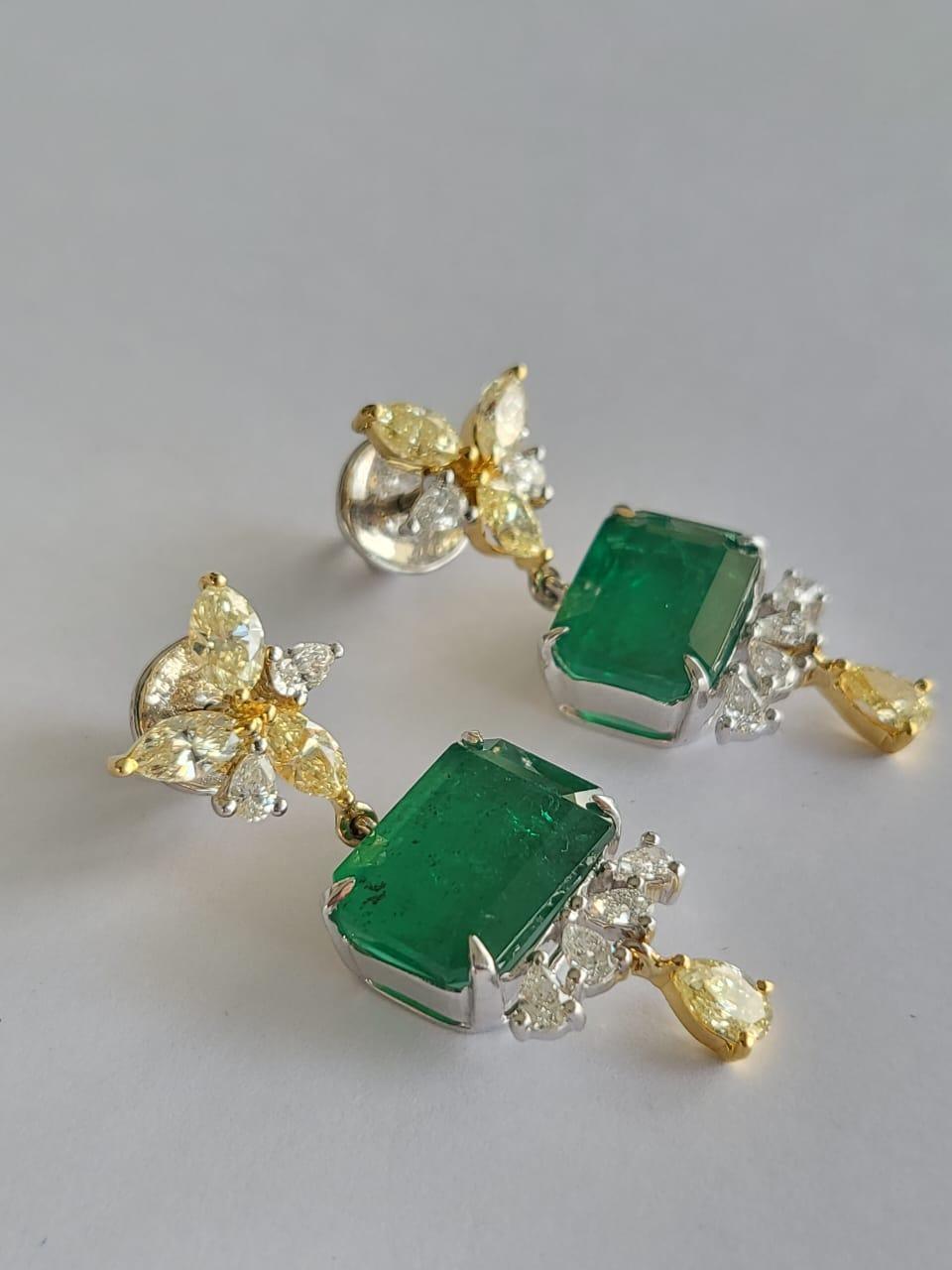 Set in 18k Gold, 9.88 Carats, Zambian Emerald & Yellow Diamonds Dangle Earrings In New Condition For Sale In Hong Kong, HK