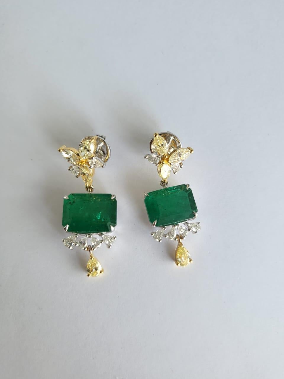 Women's or Men's Set in 18k Gold, 9.88 Carats, Zambian Emerald & Yellow Diamonds Dangle Earrings For Sale