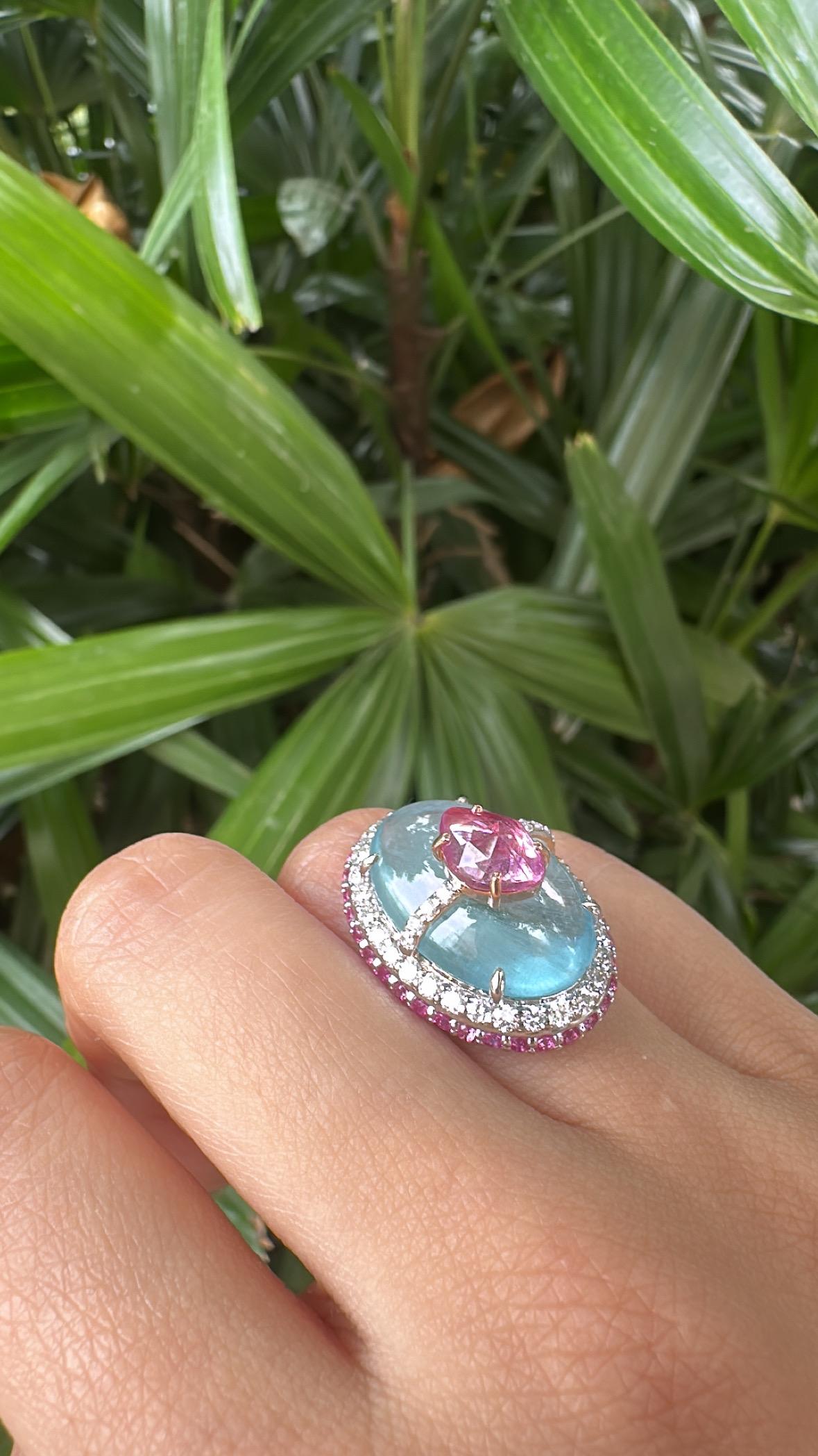 Anello da cocktail con acquamarina cabochon, zaffiri rosa e diamanti, incastonato in oro 18 carati in vendita 4