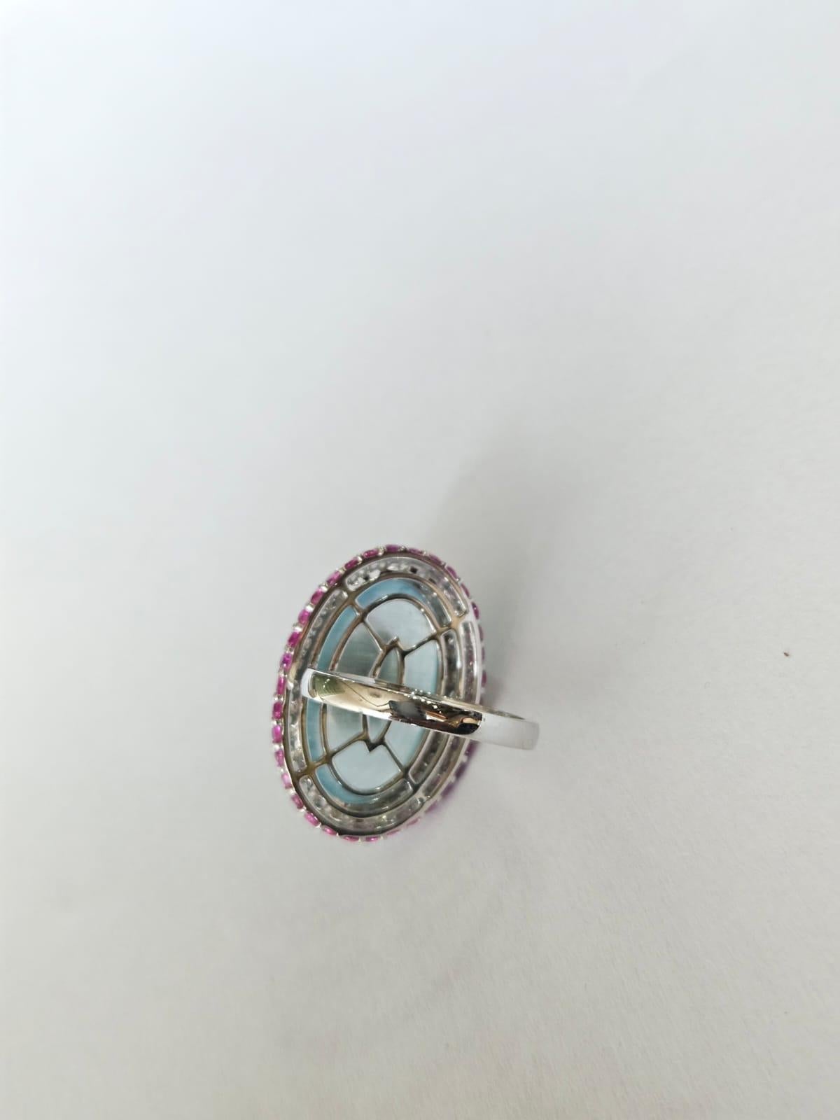 Moderno Anello da cocktail con acquamarina cabochon, zaffiri rosa e diamanti, incastonato in oro 18 carati in vendita