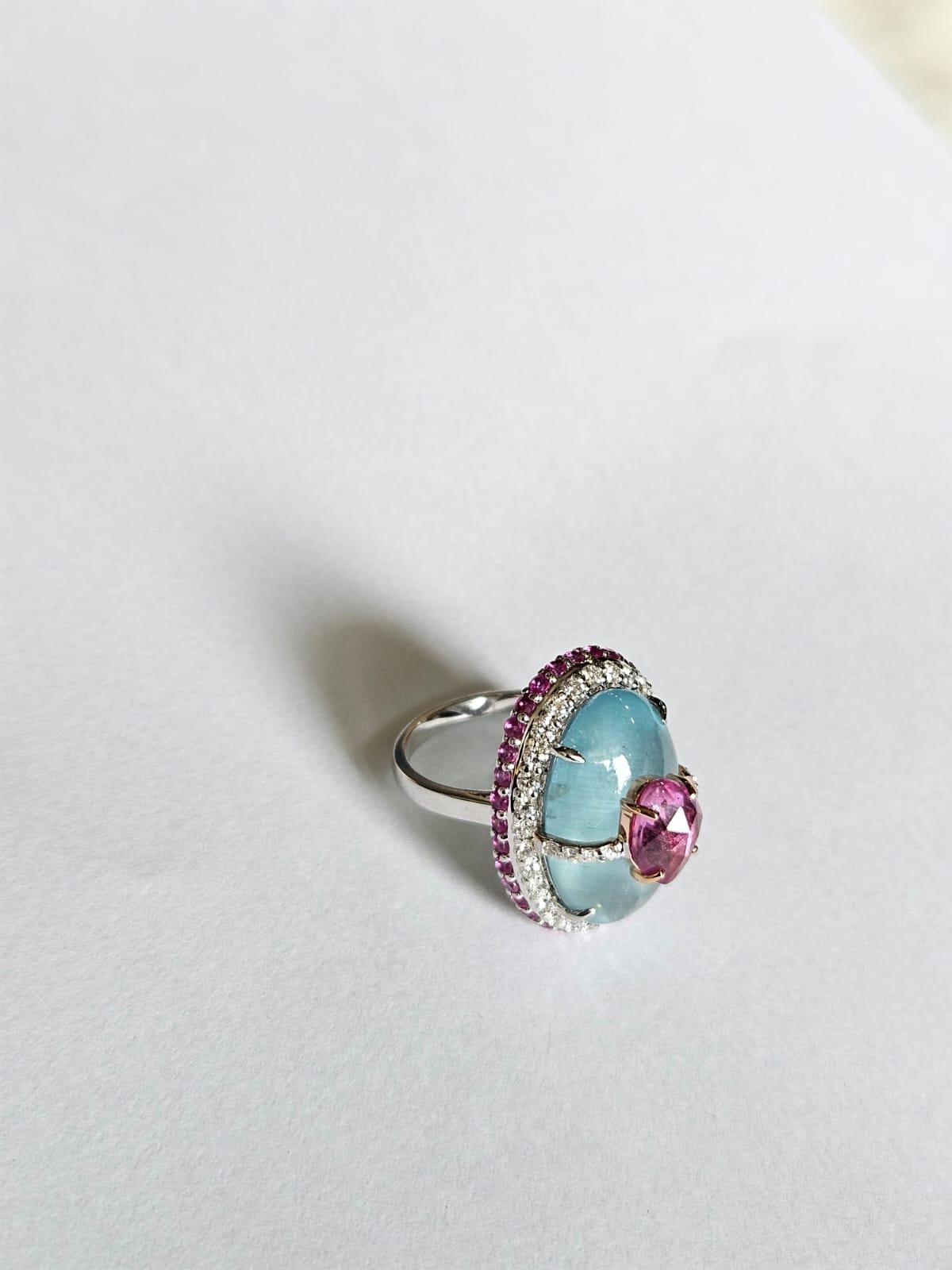 Cabochon Anello da cocktail con acquamarina cabochon, zaffiri rosa e diamanti, incastonato in oro 18 carati in vendita