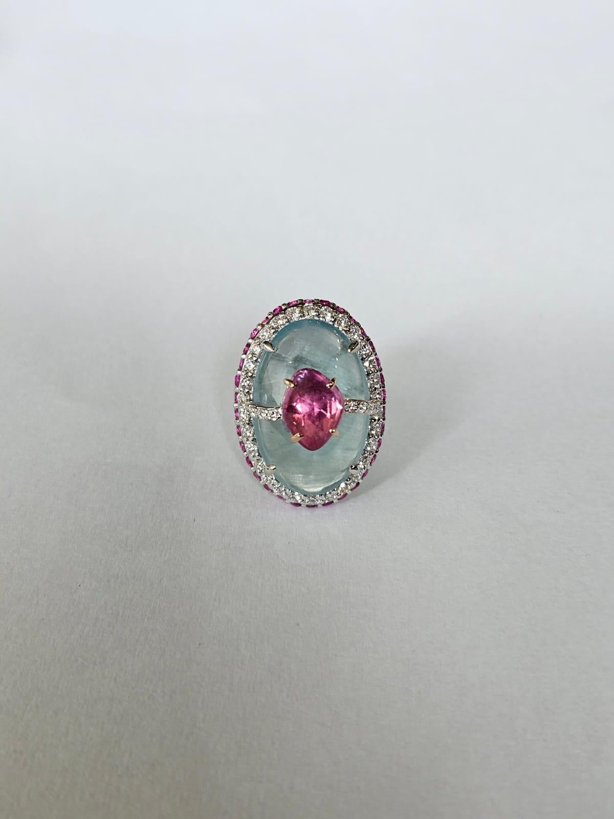 Anello da cocktail con acquamarina cabochon, zaffiri rosa e diamanti, incastonato in oro 18 carati In condizioni Nuovo in vendita a Hong Kong, HK