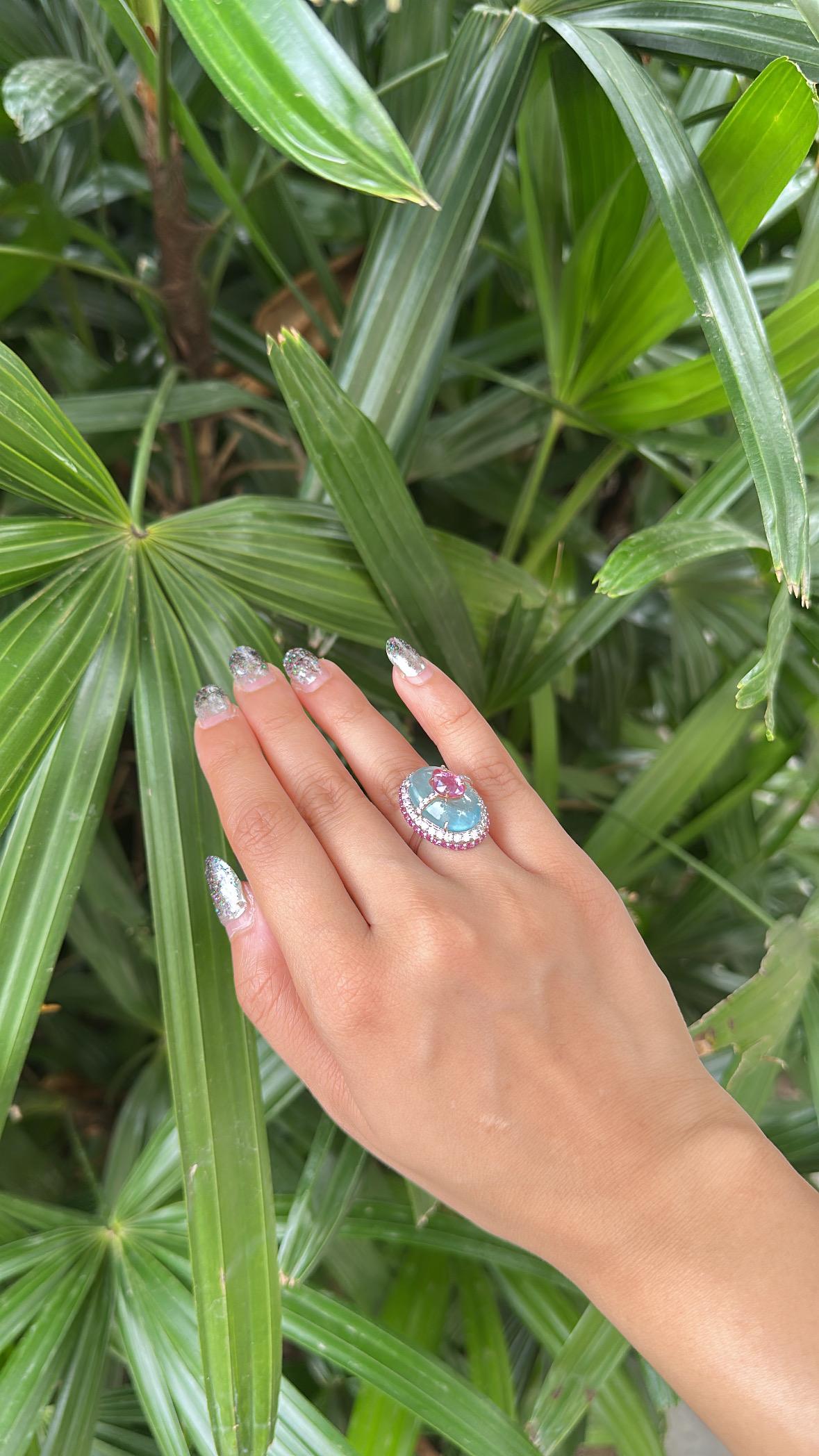 Anello da cocktail con acquamarina cabochon, zaffiri rosa e diamanti, incastonato in oro 18 carati in vendita 1