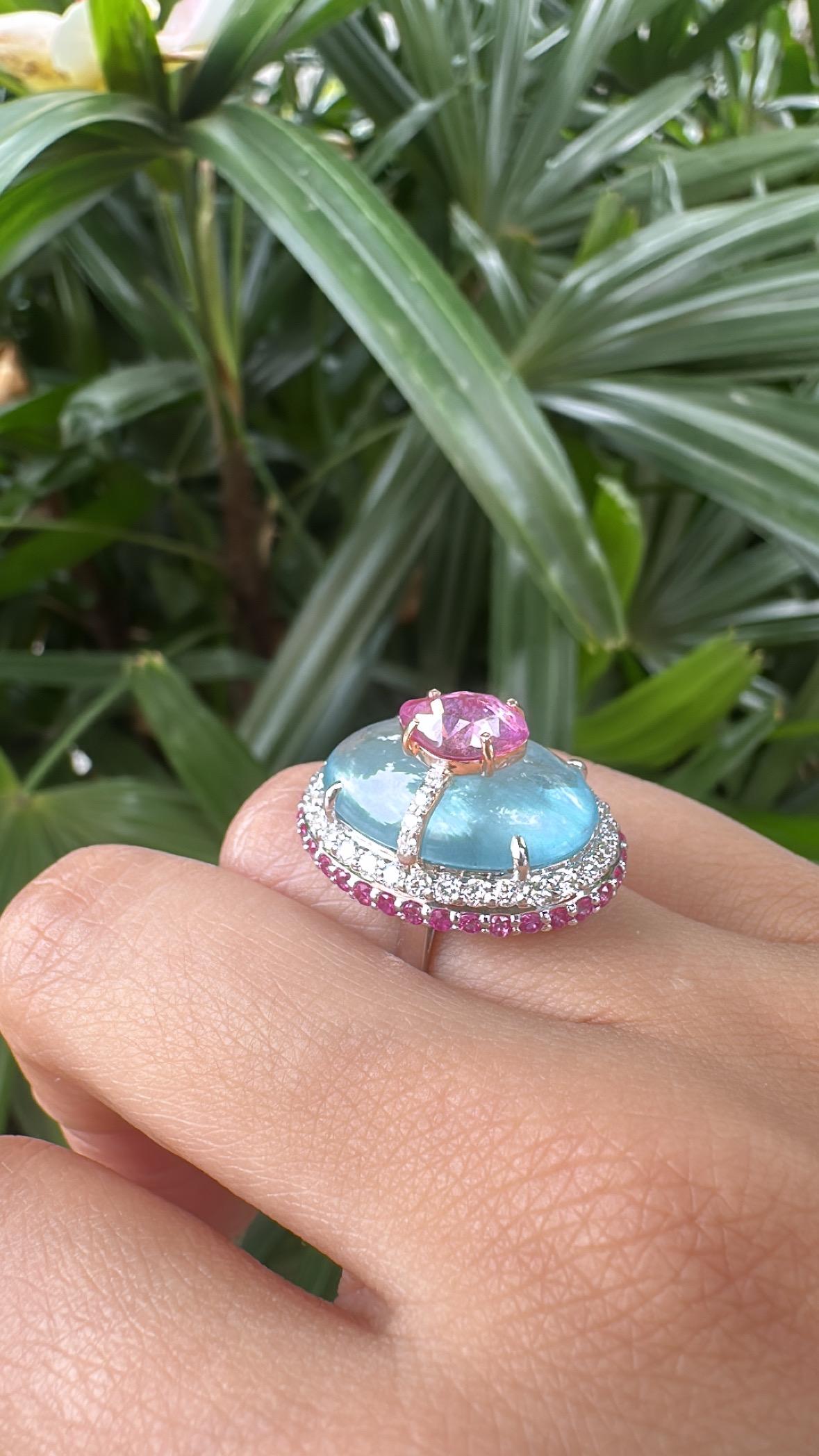 Anello da cocktail con acquamarina cabochon, zaffiri rosa e diamanti, incastonato in oro 18 carati in vendita 2
