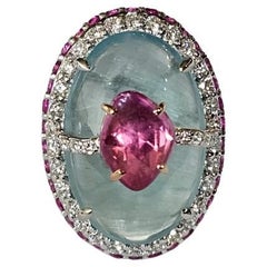 Cocktailring mit Aquamarin-Cabochon, rosa Saphiren und Diamanten, gefasst in 18 Karat Gold