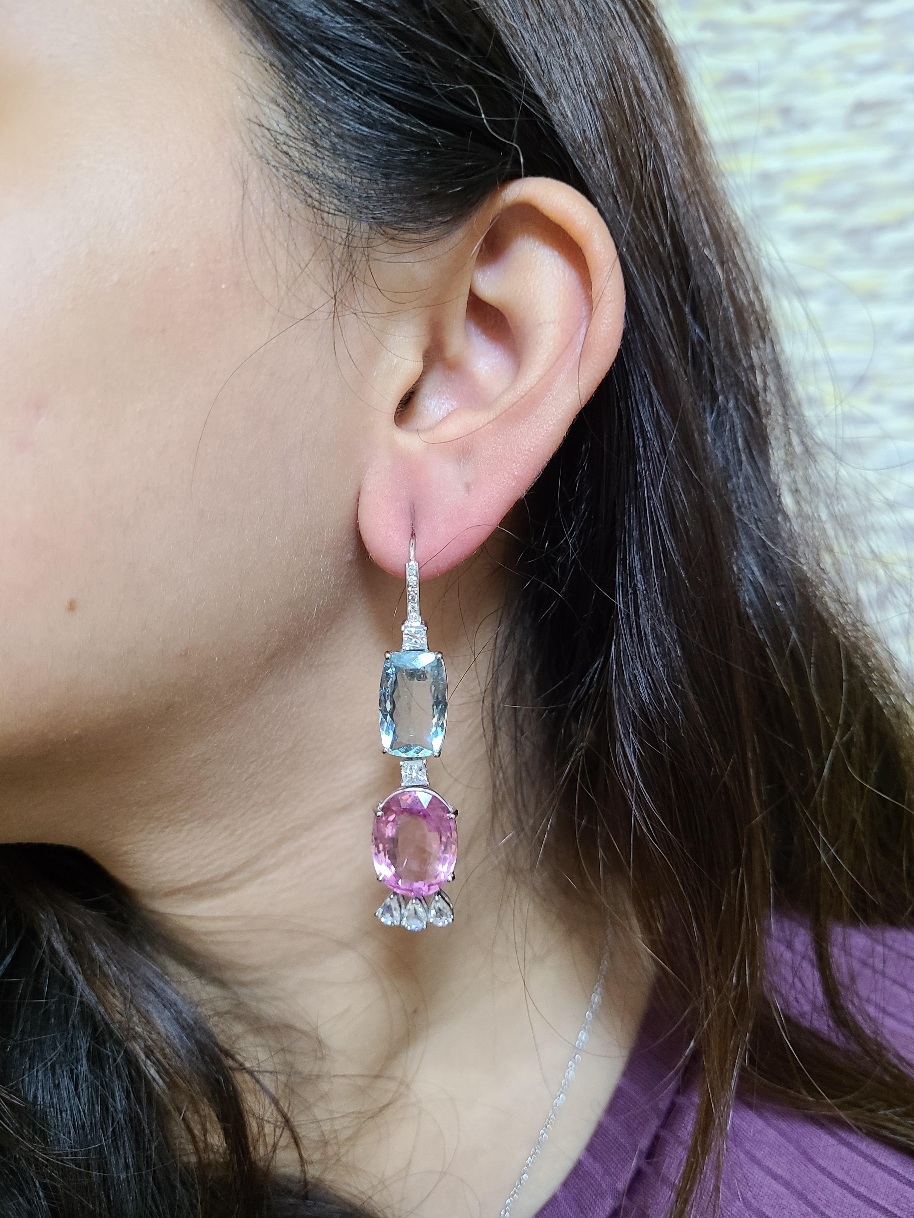 Une paire de boucles d'oreilles très chic en or 18 carats, composées d'aigue-marine, de tourmaline rose et de diamants taille rose. Le poids combiné de l'aigue-marine et de la tourmaline est de 38,25 carats. Les deux pierres sont entièrement