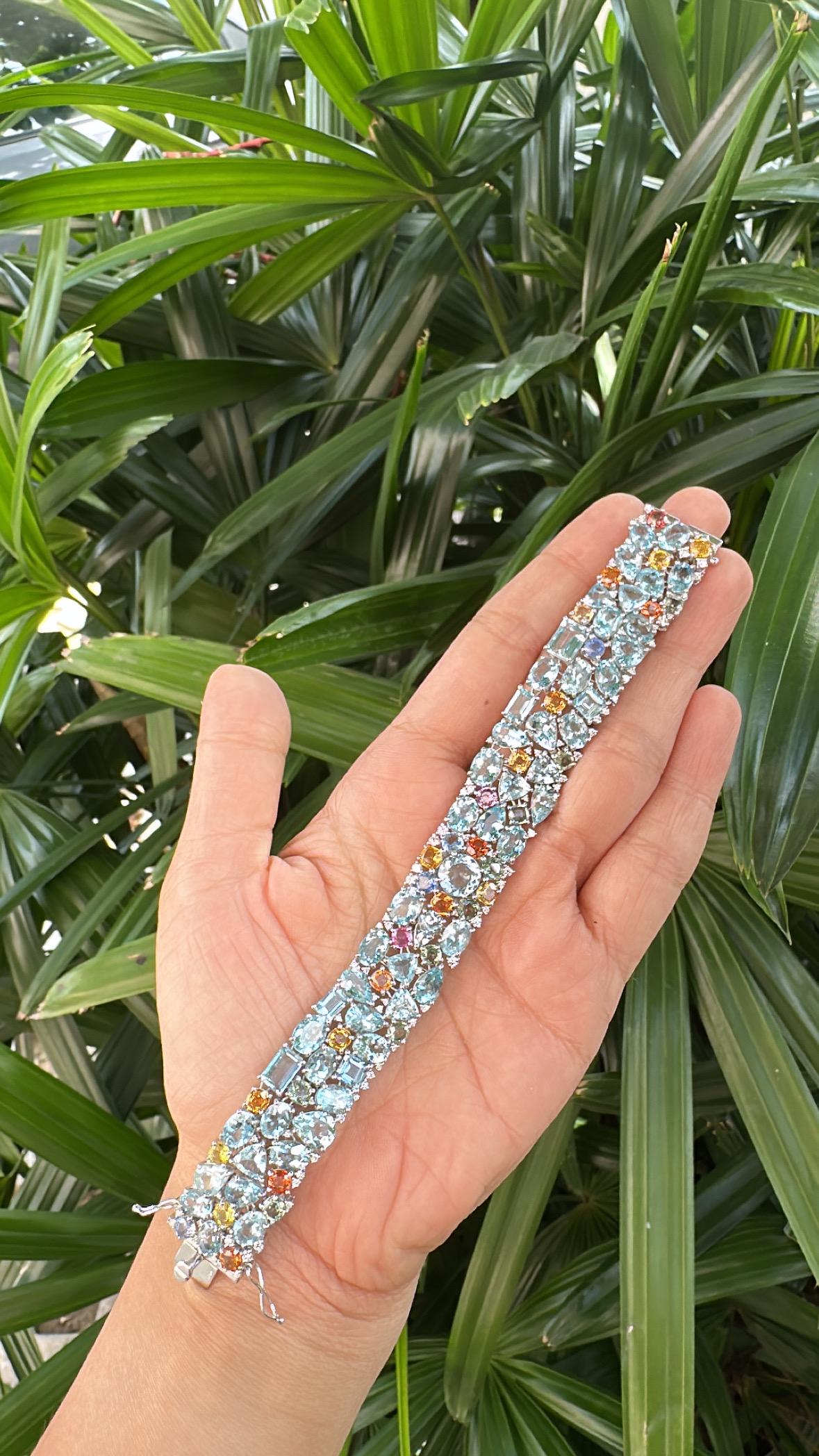 Pulsera moderna engastada en oro de 18 quilates, aguamarinas, zafiros múltiples de Ceilán y diamantes en venta 4
