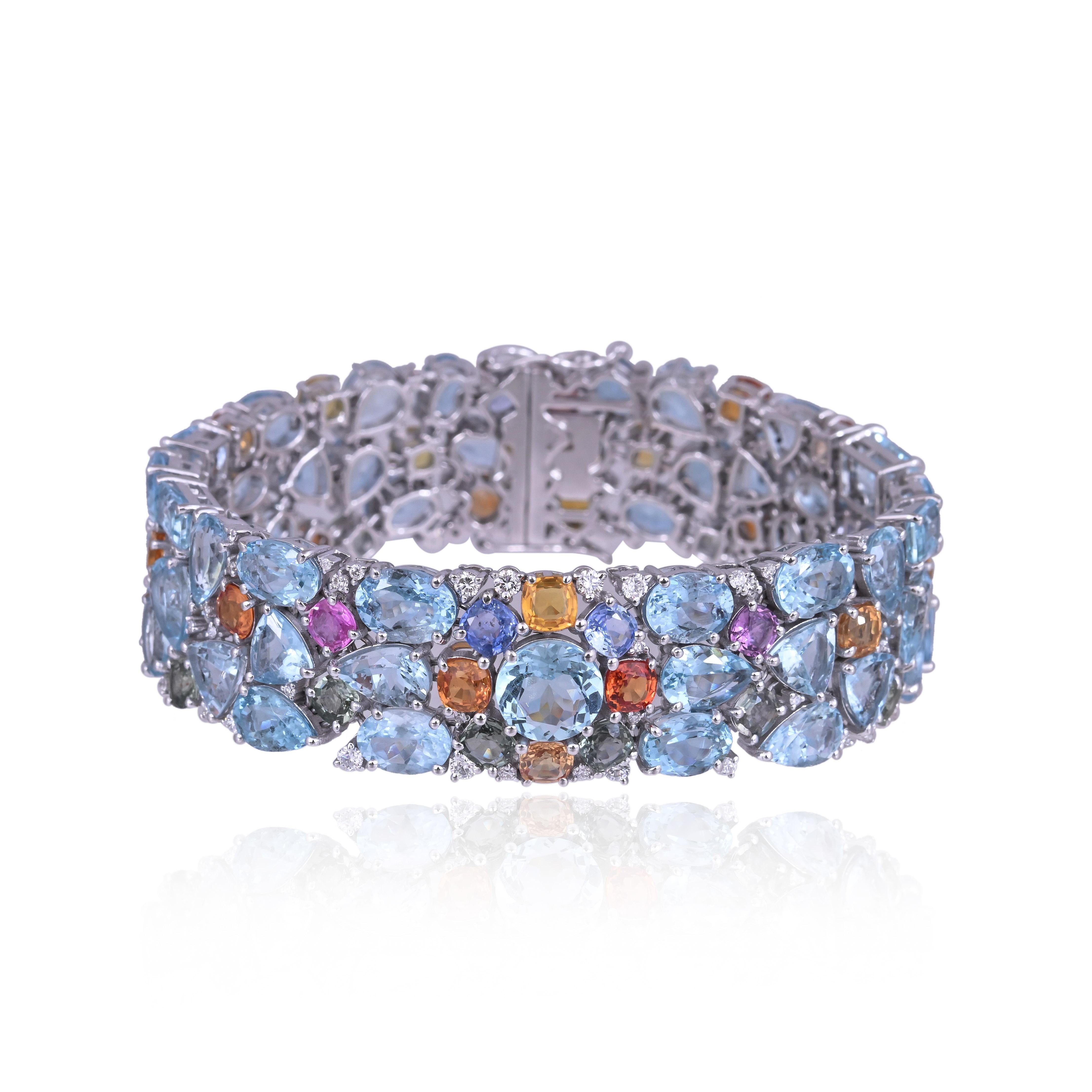 Una pulsera de eslabones de estilo moderno, con aguamarinas y zafiros múltiples, engastada en oro blanco de 18 quilates y diamantes naturales. El peso de las Aguamarinas y los Zafiros Múltiples es de 52,63 quilates. Los zafiros múltiples son de